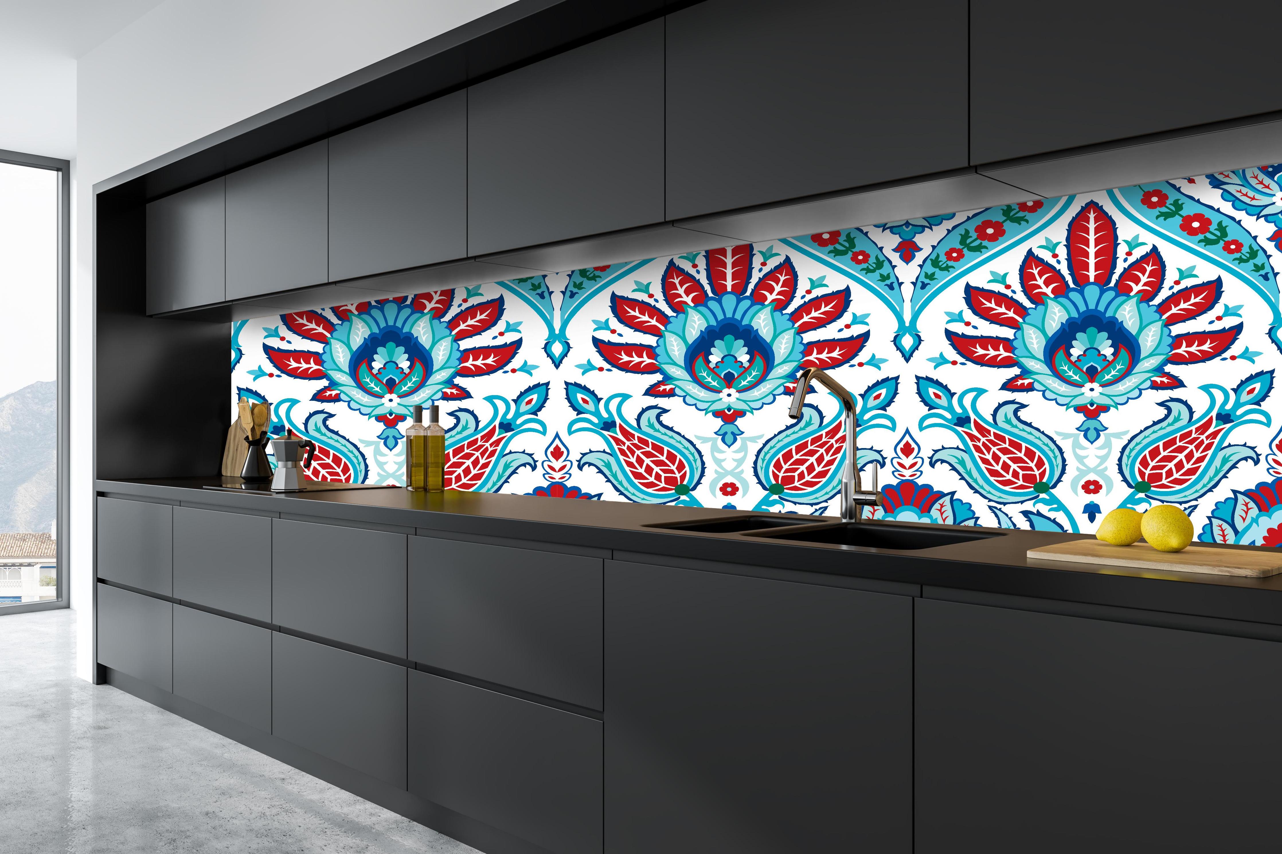 Küche - Exotisches Türkis-Rotes Paisley-Muster Print hinter weißen Hochglanz-Küchenregalen und schwarzem Wasserhahn