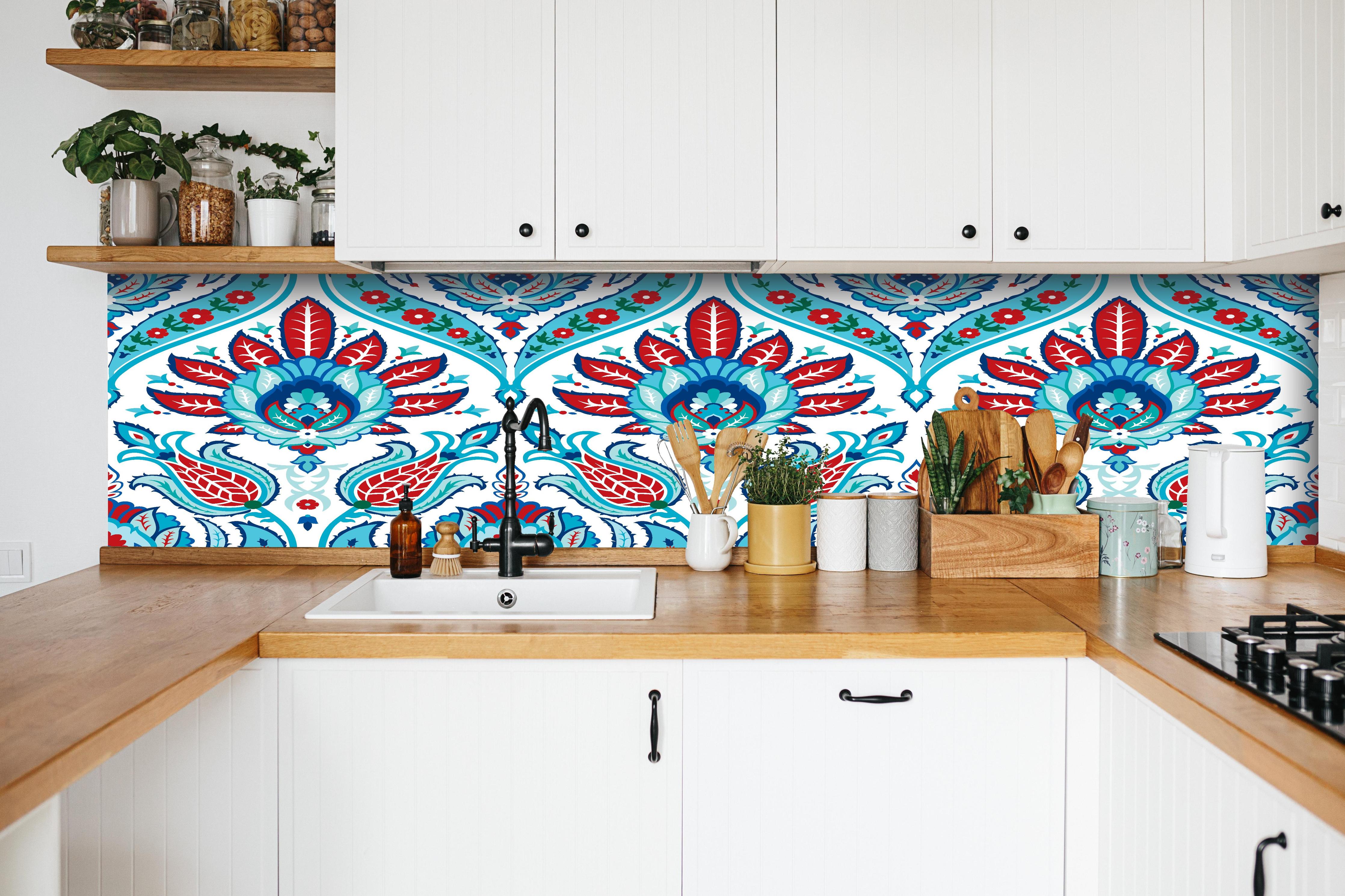 Küche - Exotisches Türkis-Rotes Paisley-Muster Print hinter weißen Hochglanz-Küchenregalen und schwarzem Wasserhahn