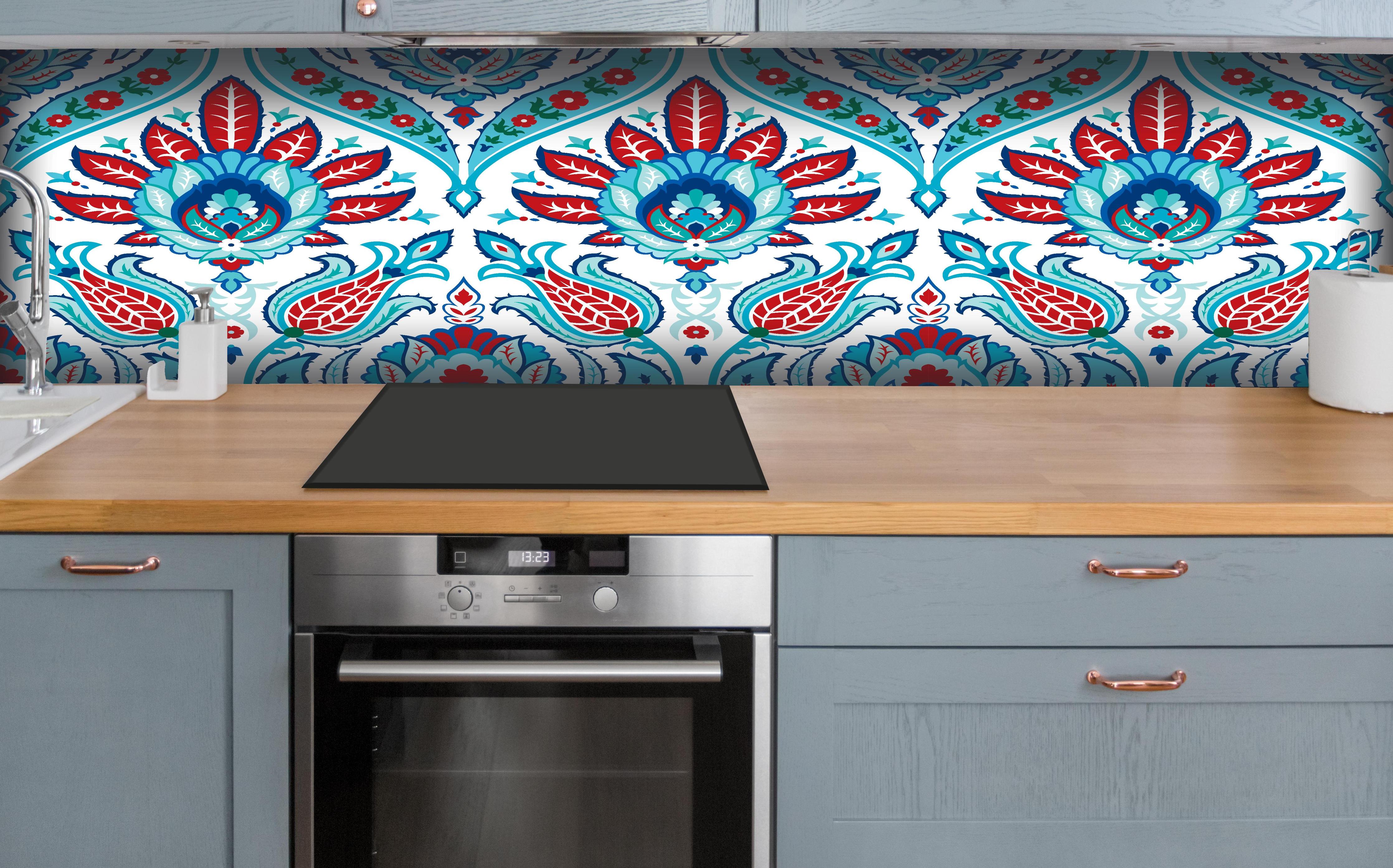 Küche - Exotisches Türkis-Rotes Paisley-Muster Print hinter weißen Hochglanz-Küchenregalen und schwarzem Wasserhahn