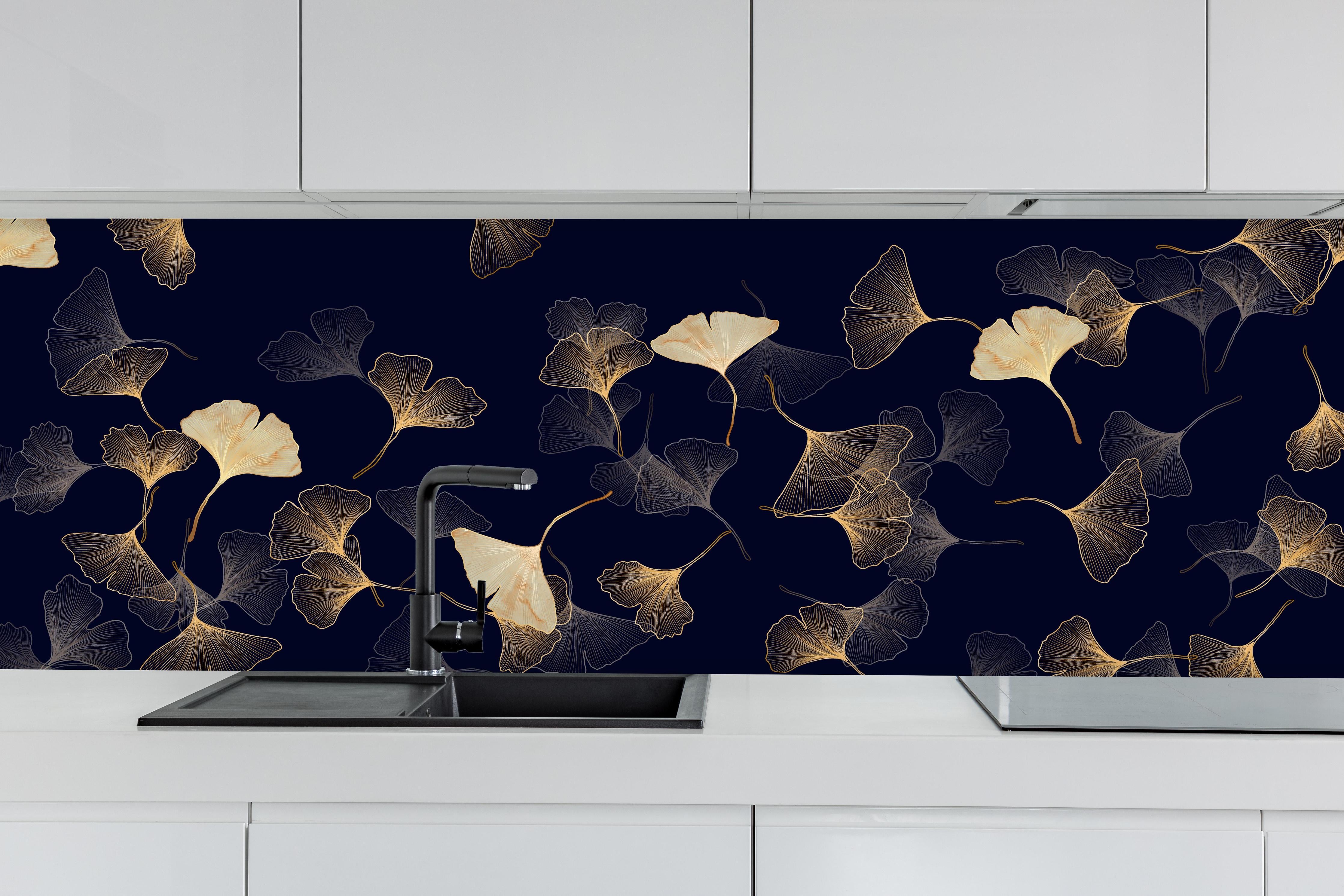 Küche - Exquisite goldene Ginkgo Blätter auf dunklem Hintergrund hinter weißen Hochglanz-Küchenregalen und schwarzem Wasserhahn