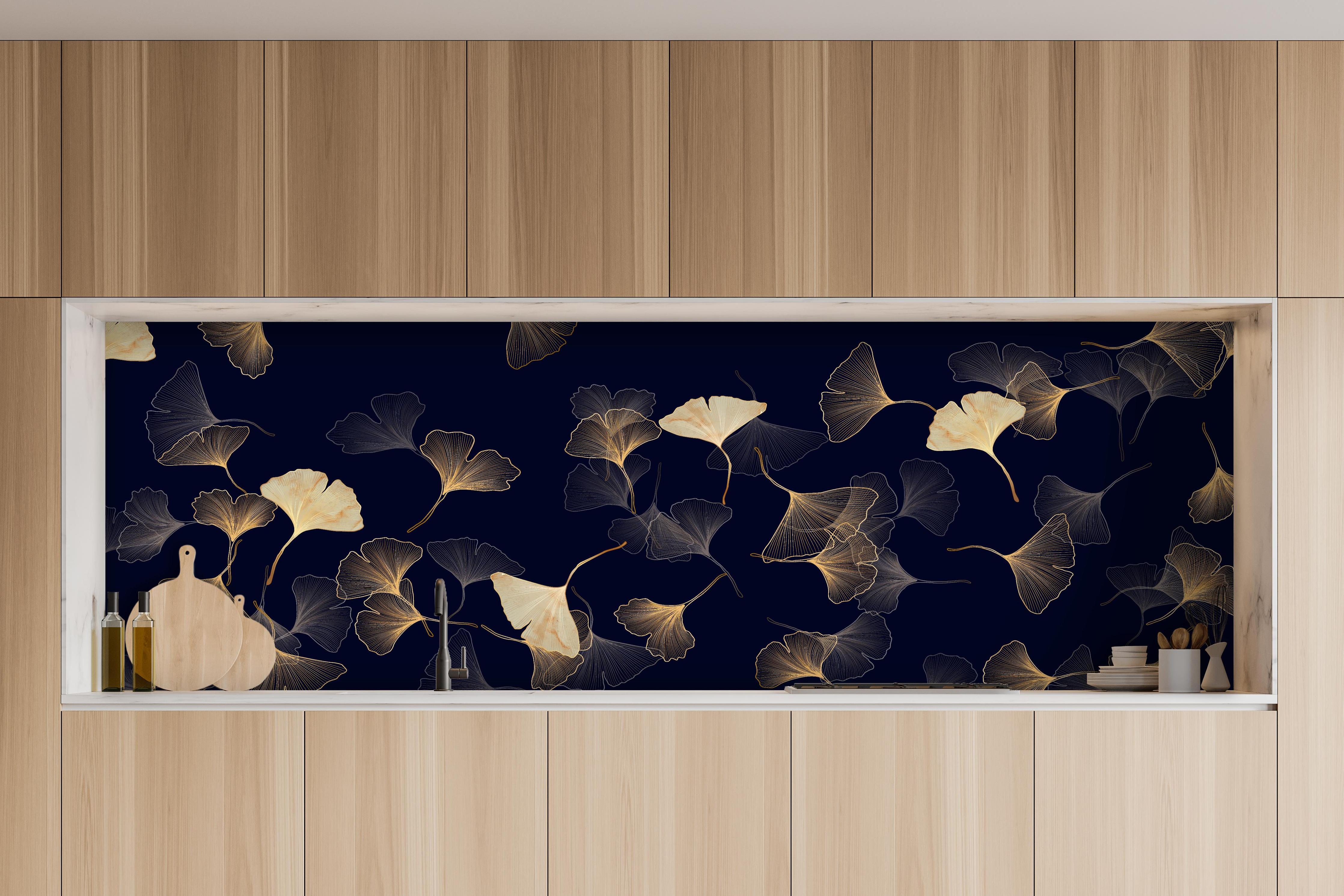 Küche - Exquisite goldene Ginkgo Blätter auf dunklem Hintergrund hinter weißen Hochglanz-Küchenregalen und schwarzem Wasserhahn