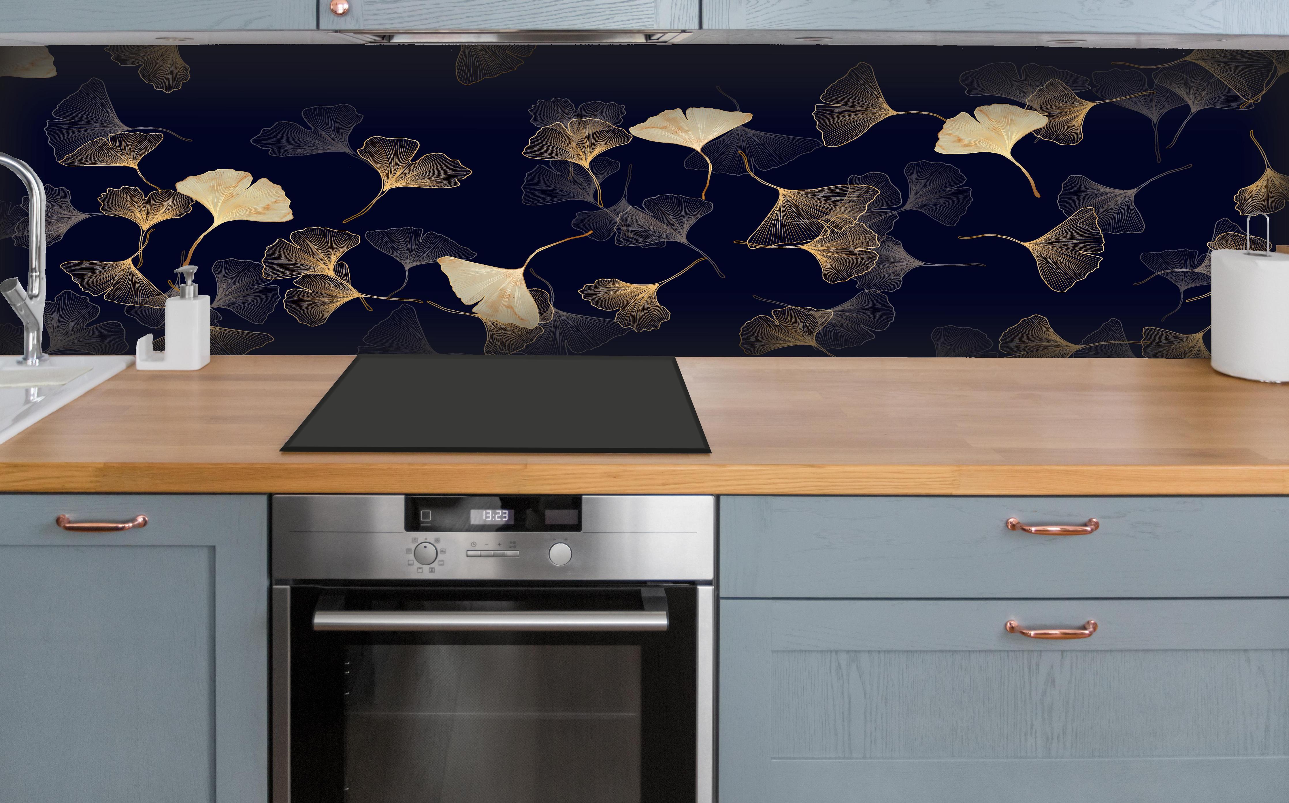 Küche - Exquisite goldene Ginkgo Blätter auf dunklem Hintergrund hinter weißen Hochglanz-Küchenregalen und schwarzem Wasserhahn