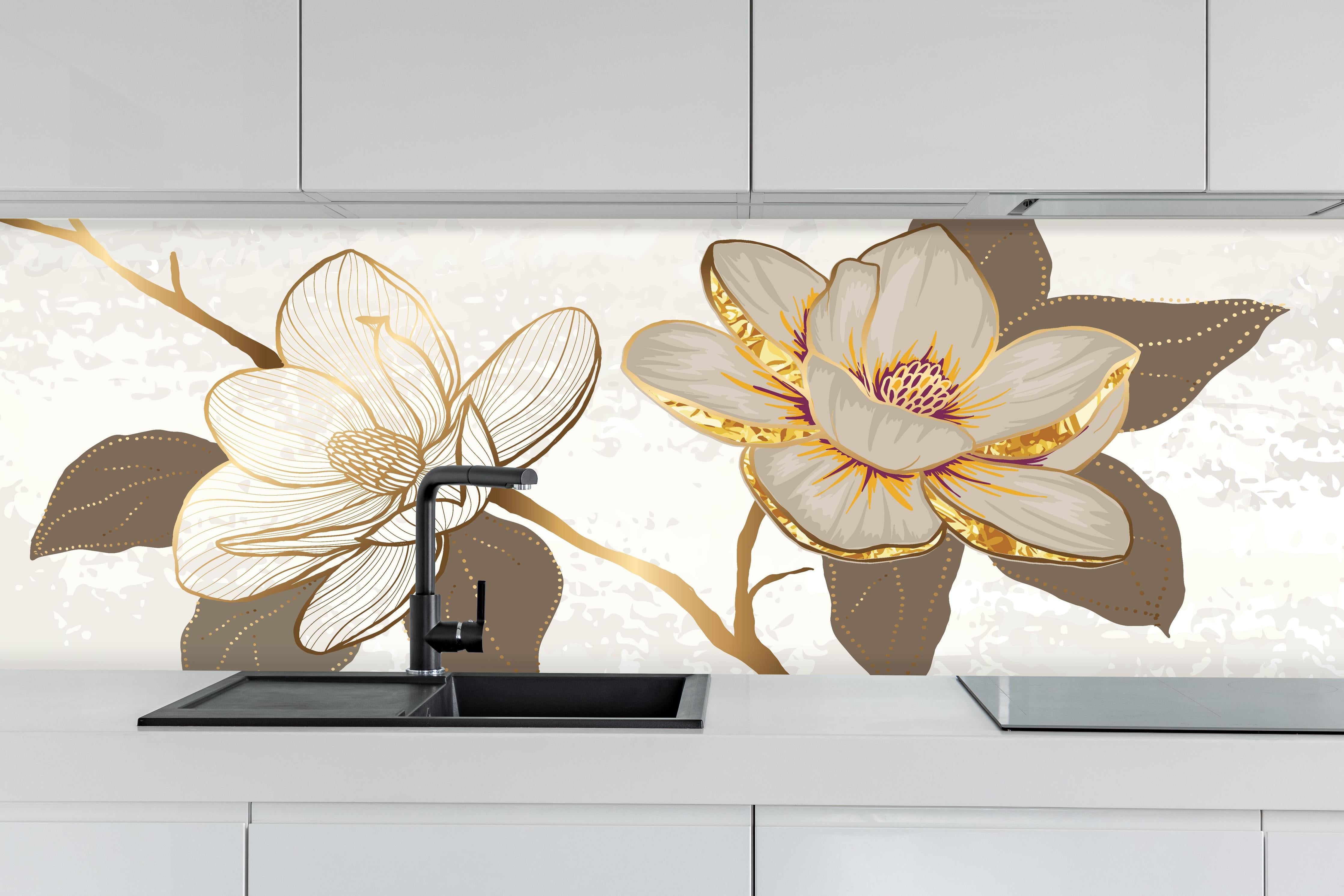 Küche - Exquisites Magnolienmuster in Gold und Beige hinter weißen Hochglanz-Küchenregalen und schwarzem Wasserhahn
