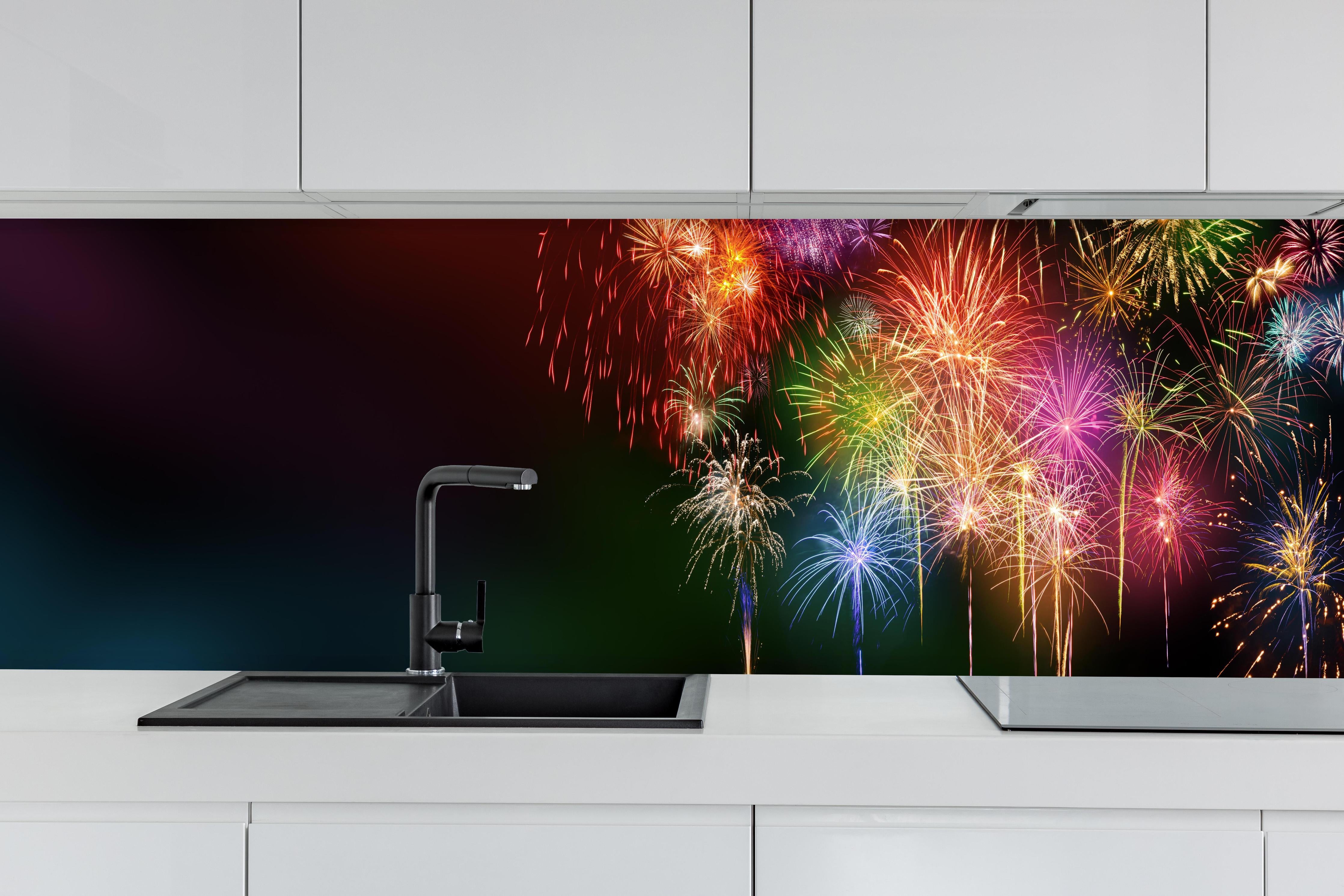 Küche - Farbenfrohe Feuerwerk-Show am Nachthimmel hinter weißen Hochglanz-Küchenregalen und schwarzem Wasserhahn