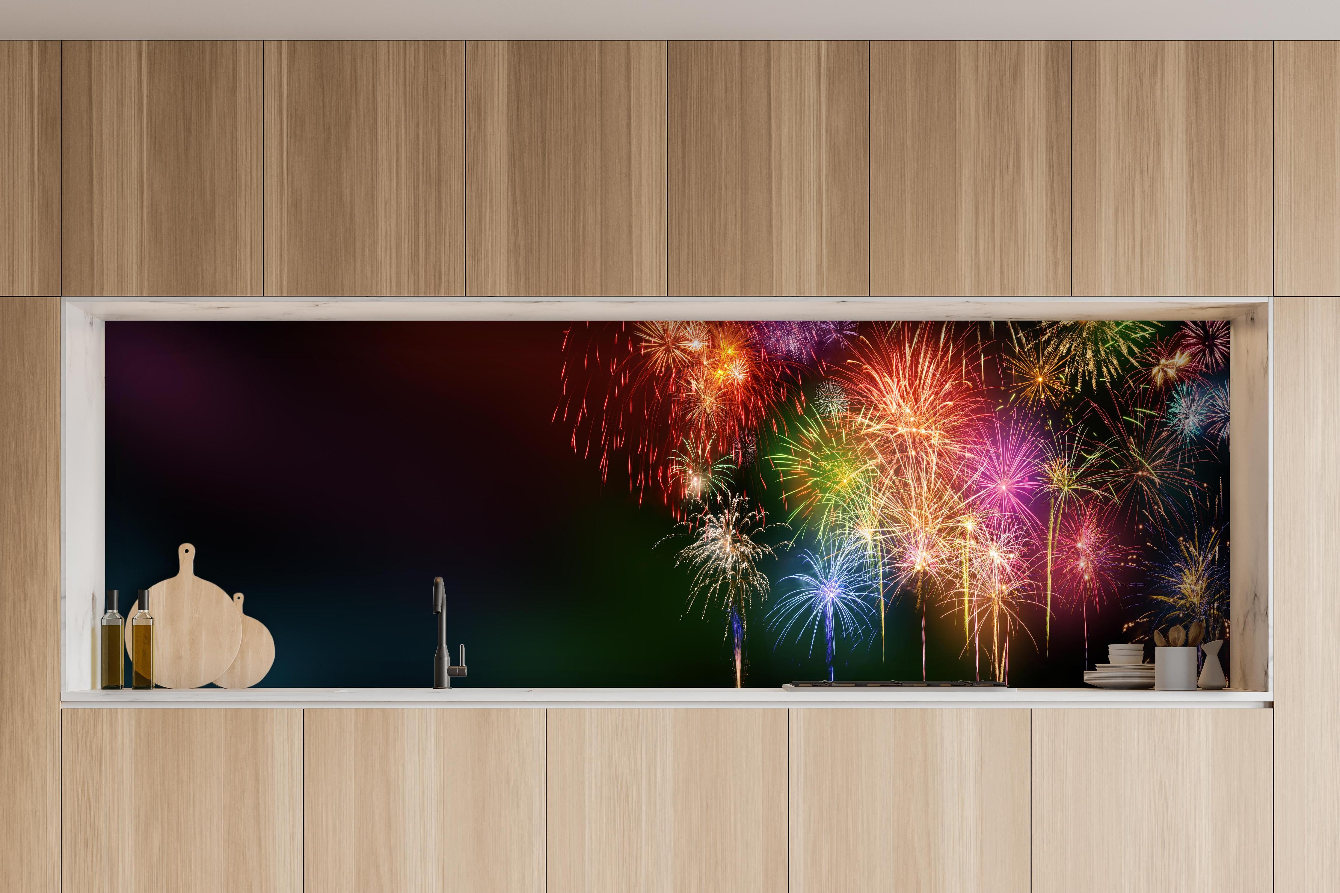 Küche - Farbenfrohe Feuerwerk-Show am Nachthimmel hinter weißen Hochglanz-Küchenregalen und schwarzem Wasserhahn