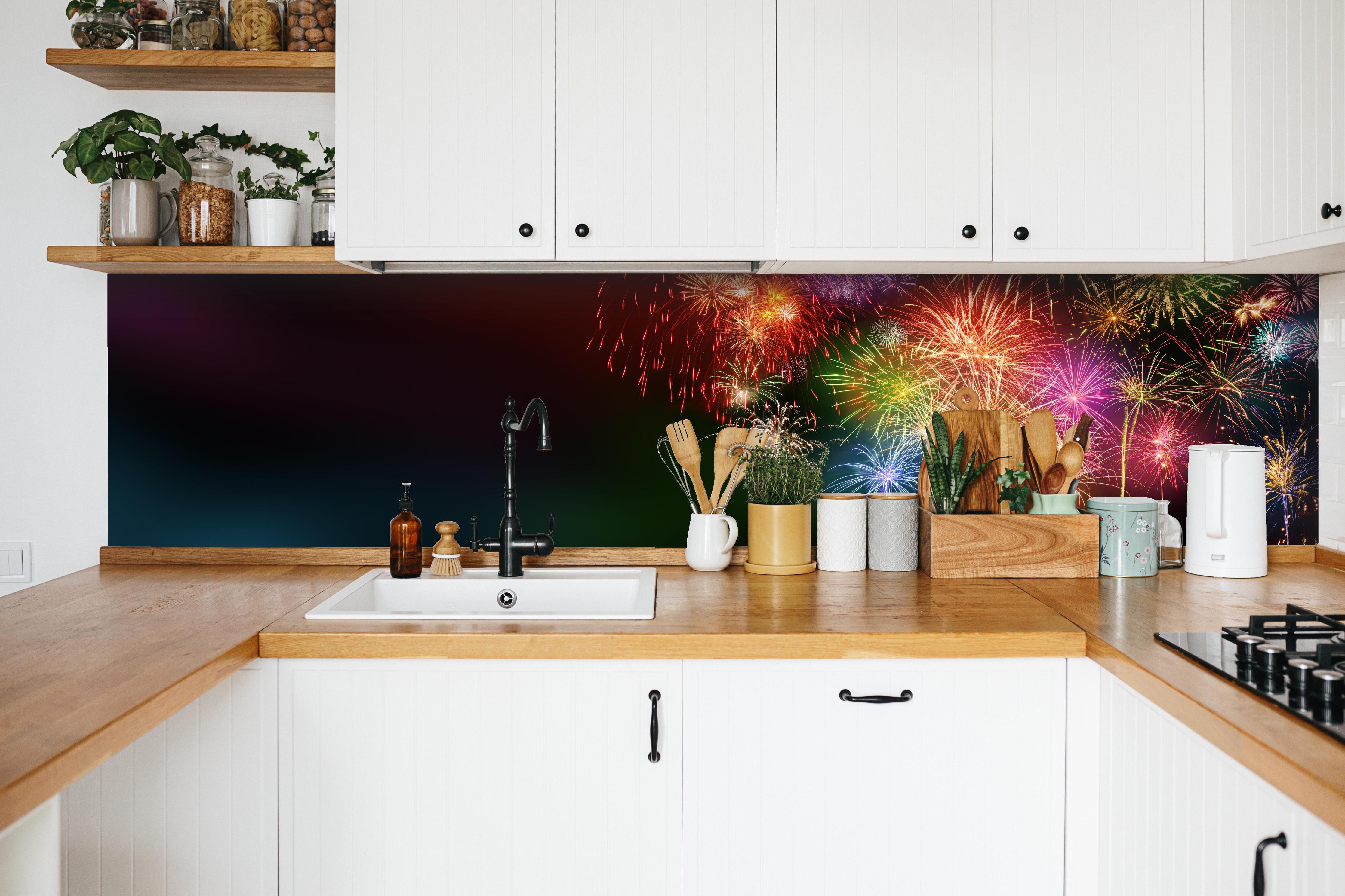Küche - Farbenfrohe Feuerwerk-Show am Nachthimmel hinter weißen Hochglanz-Küchenregalen und schwarzem Wasserhahn