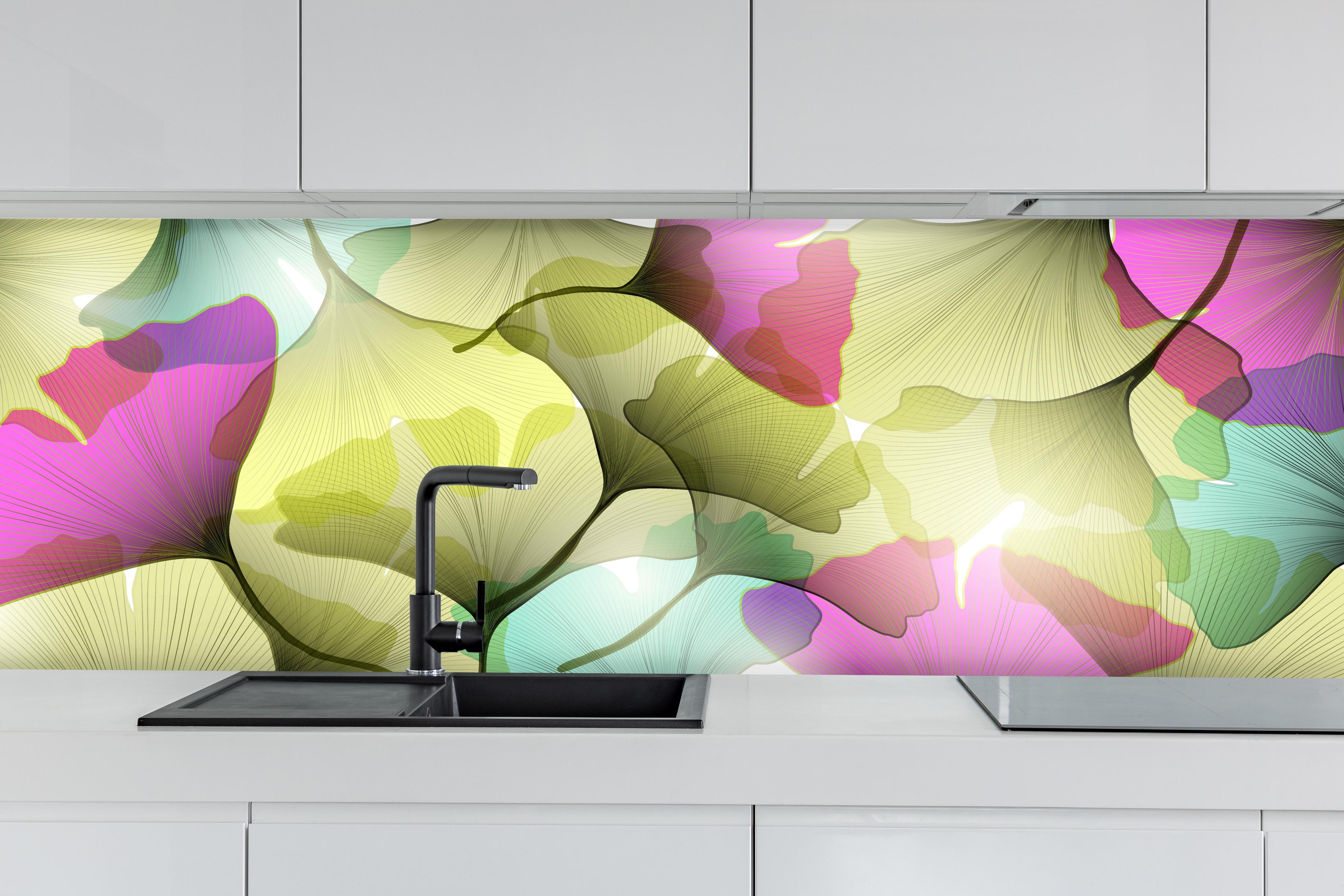 Küche - Farbenfrohe Ginkgo Blätter Kunst-Design hinter weißen Hochglanz-Küchenregalen und schwarzem Wasserhahn