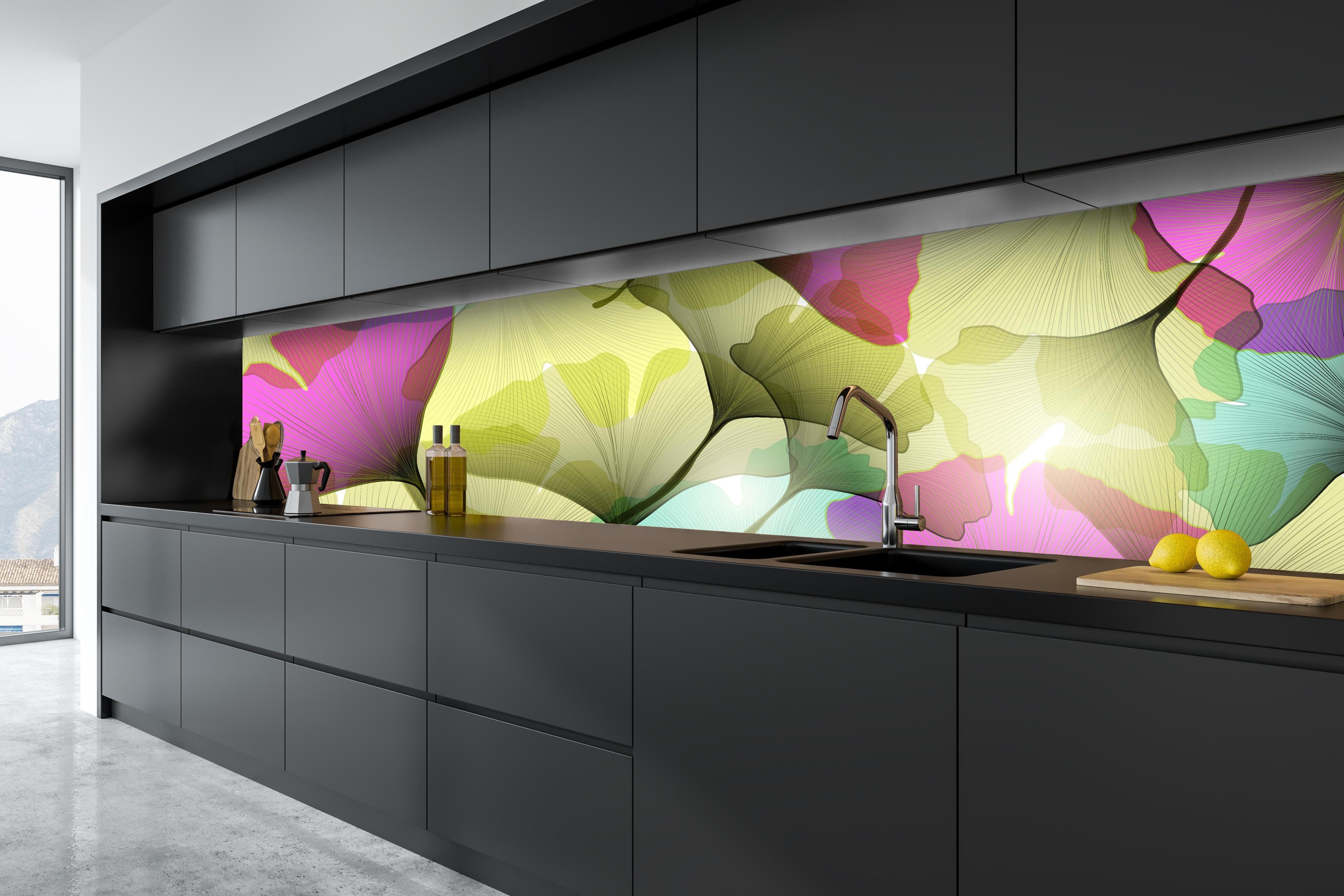 Küche - Farbenfrohe Ginkgo Blätter Kunst-Design hinter weißen Hochglanz-Küchenregalen und schwarzem Wasserhahn