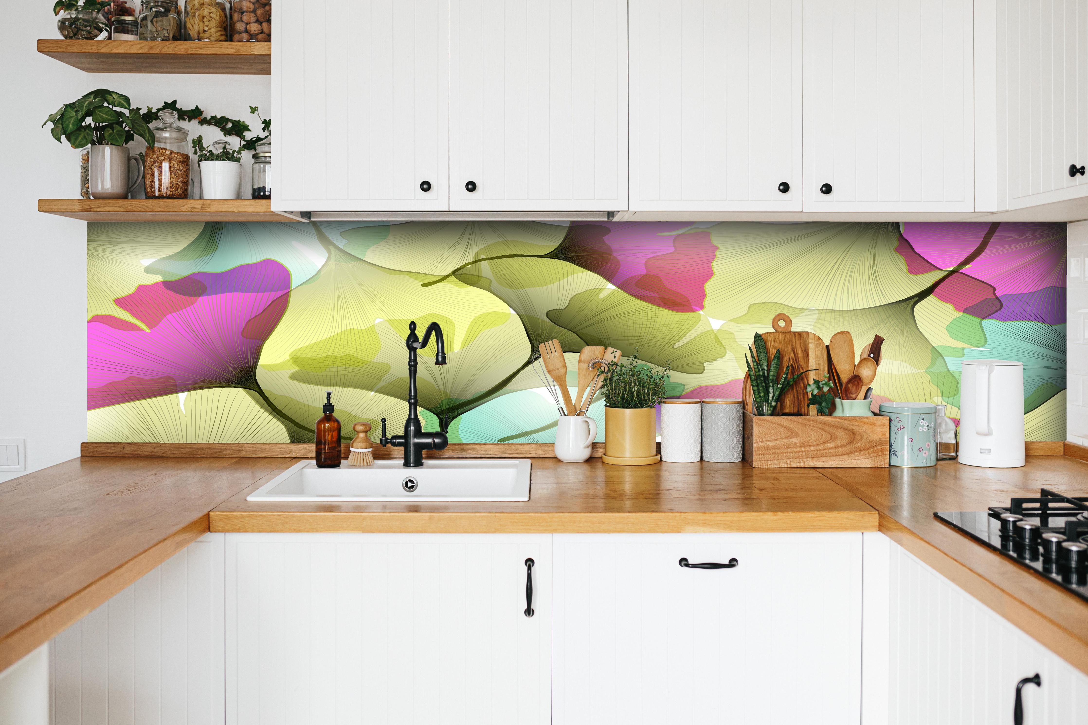 Küche - Farbenfrohe Ginkgo Blätter Kunst-Design hinter weißen Hochglanz-Küchenregalen und schwarzem Wasserhahn