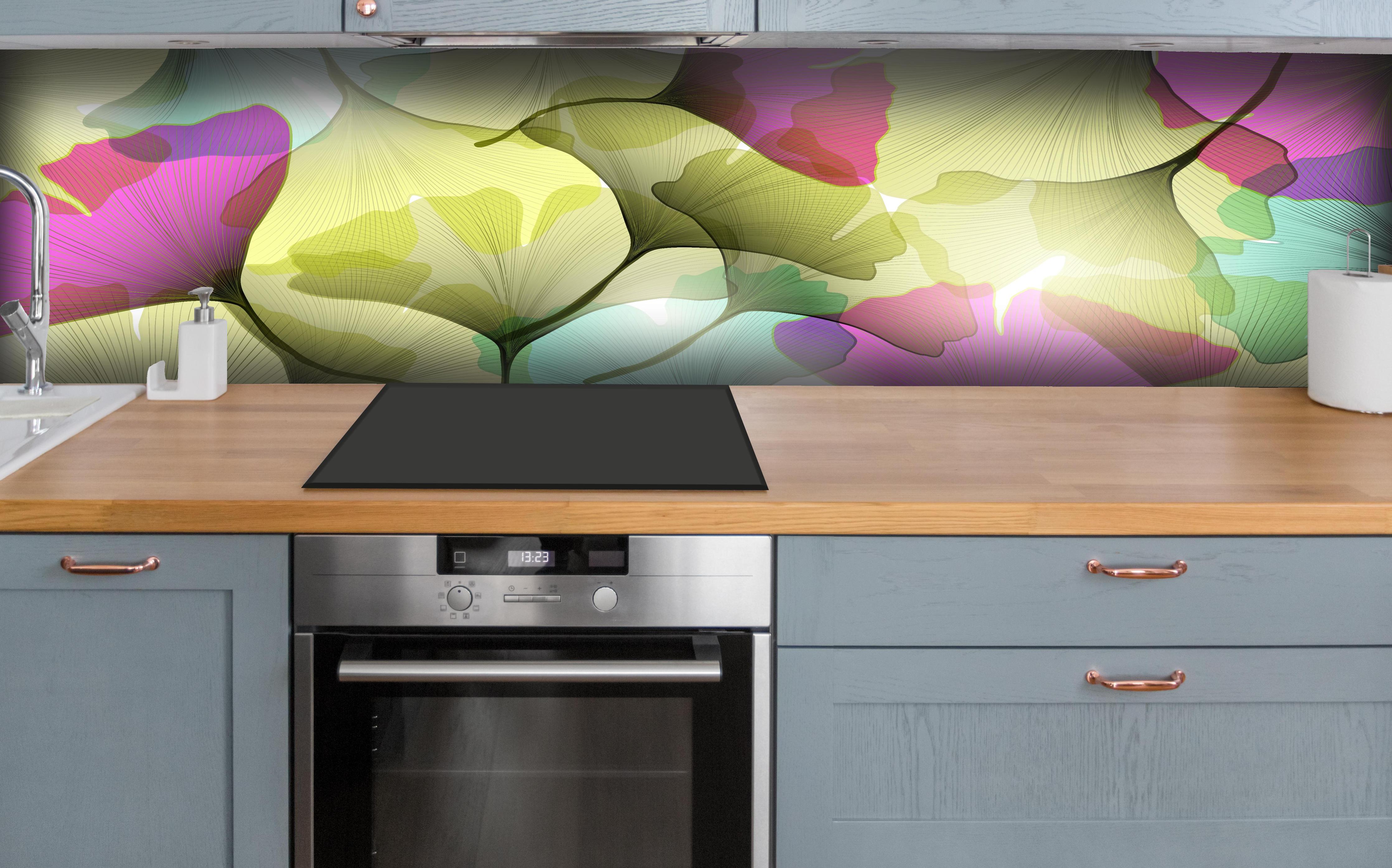 Küche - Farbenfrohe Ginkgo Blätter Kunst-Design hinter weißen Hochglanz-Küchenregalen und schwarzem Wasserhahn