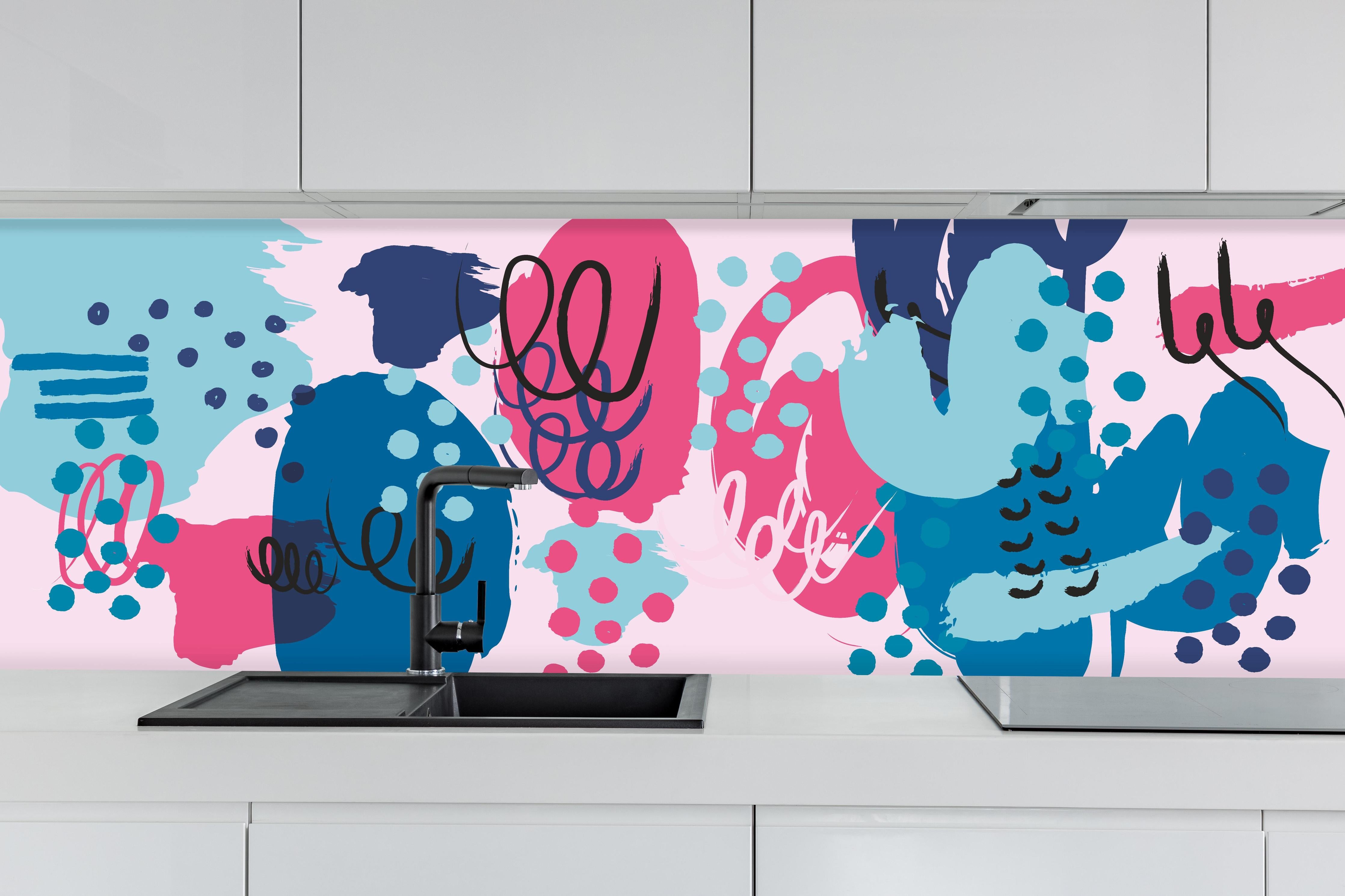 Küche - Farbenfrohe abstrakte Kunst Grafik Muster hinter weißen Hochglanz-Küchenregalen und schwarzem Wasserhahn