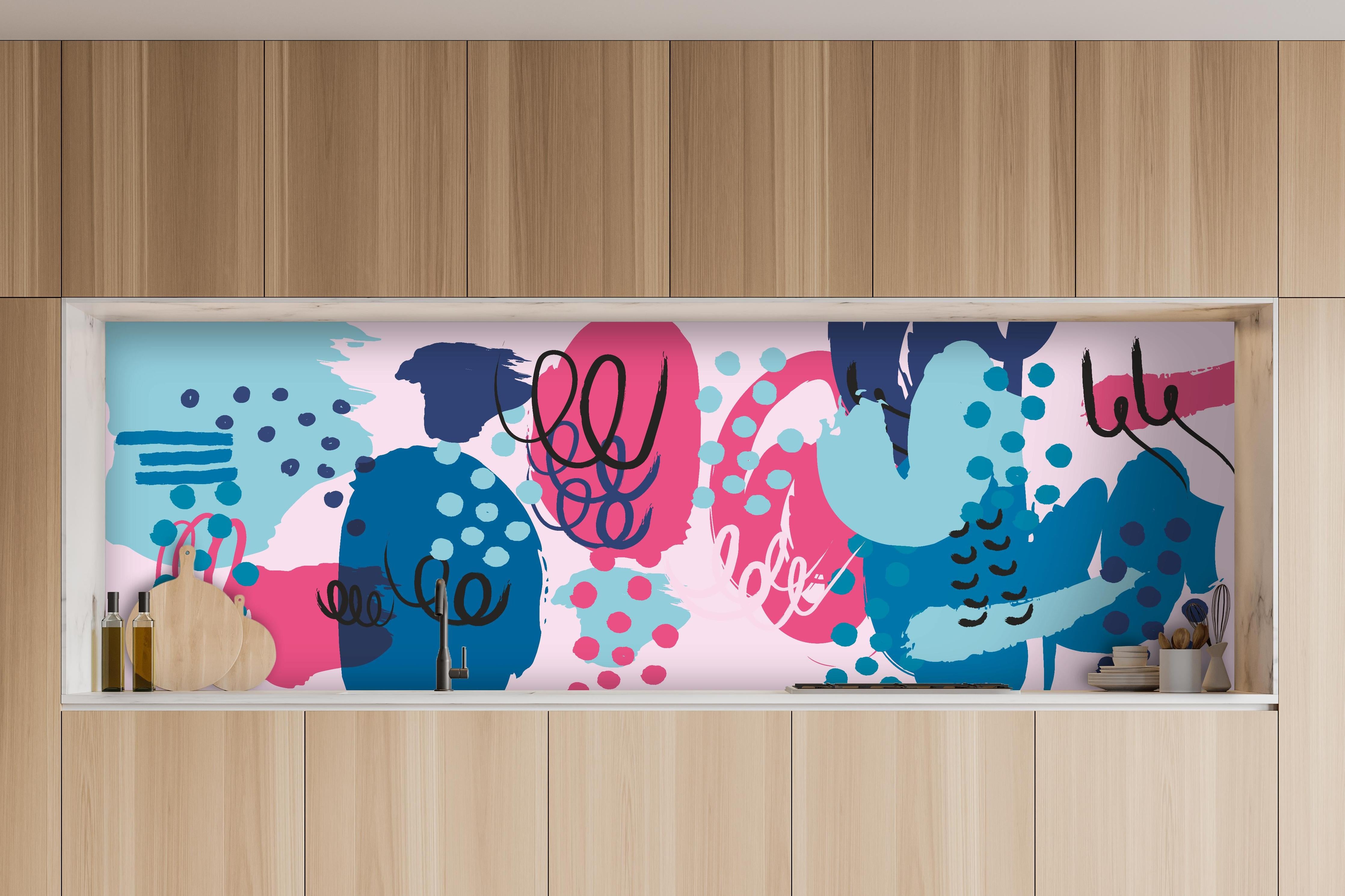 Küche - Farbenfrohe abstrakte Kunst Grafik Muster hinter weißen Hochglanz-Küchenregalen und schwarzem Wasserhahn