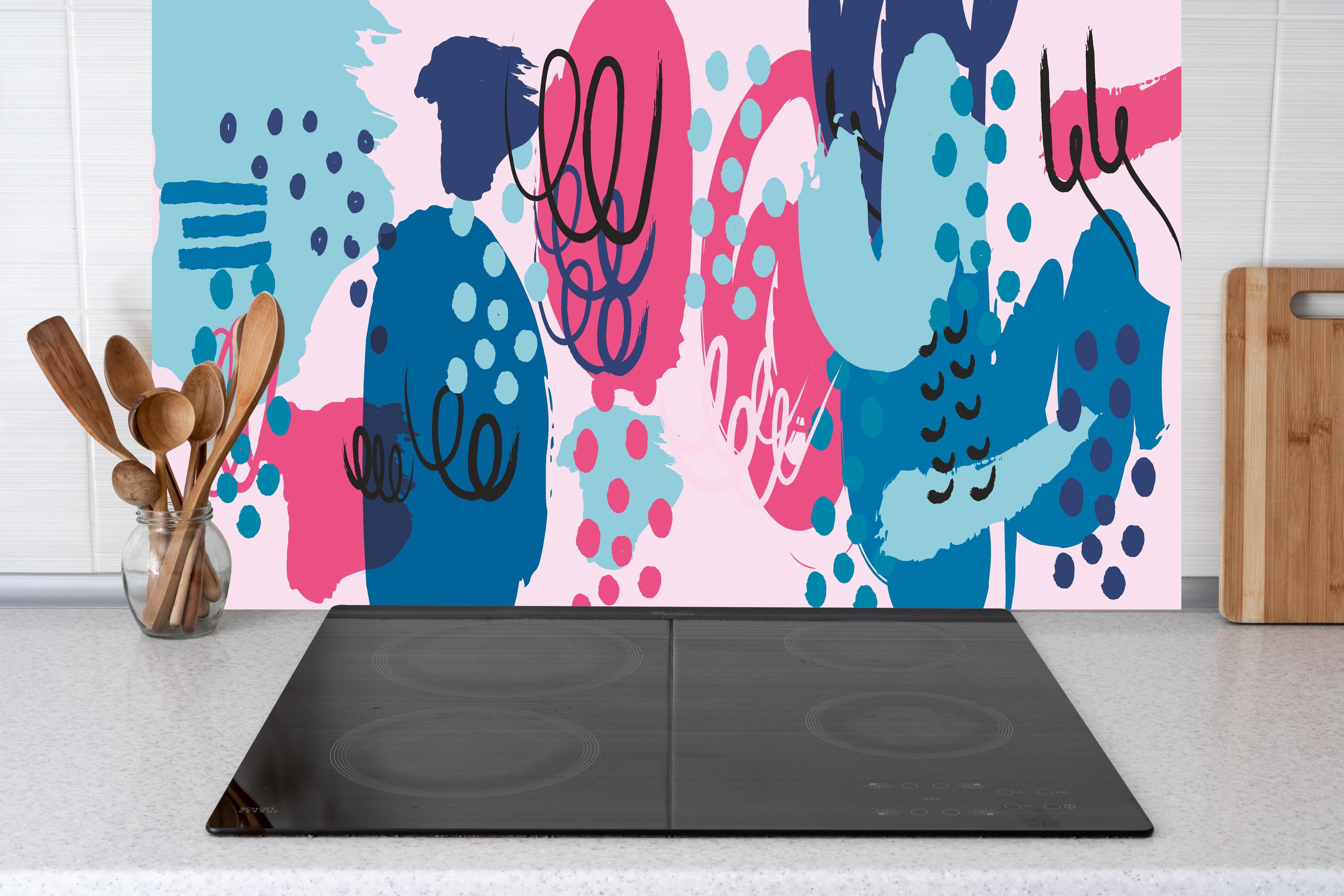 Küche - Farbenfrohe abstrakte Kunst Grafik Muster hinter weißen Hochglanz-Küchenregalen und schwarzem Wasserhahn