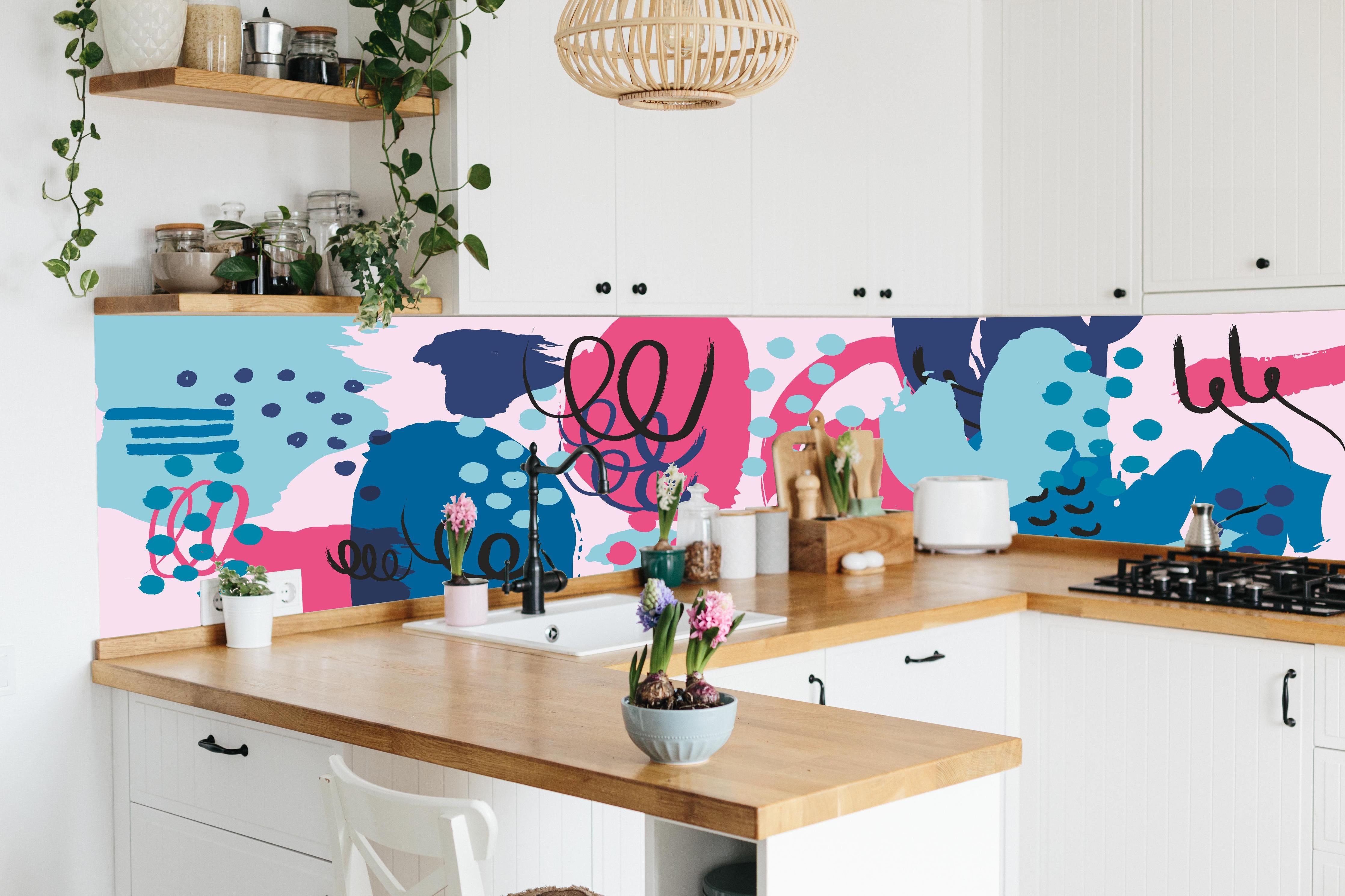 Küche - Farbenfrohe abstrakte Kunst Grafik Muster hinter weißen Hochglanz-Küchenregalen und schwarzem Wasserhahn