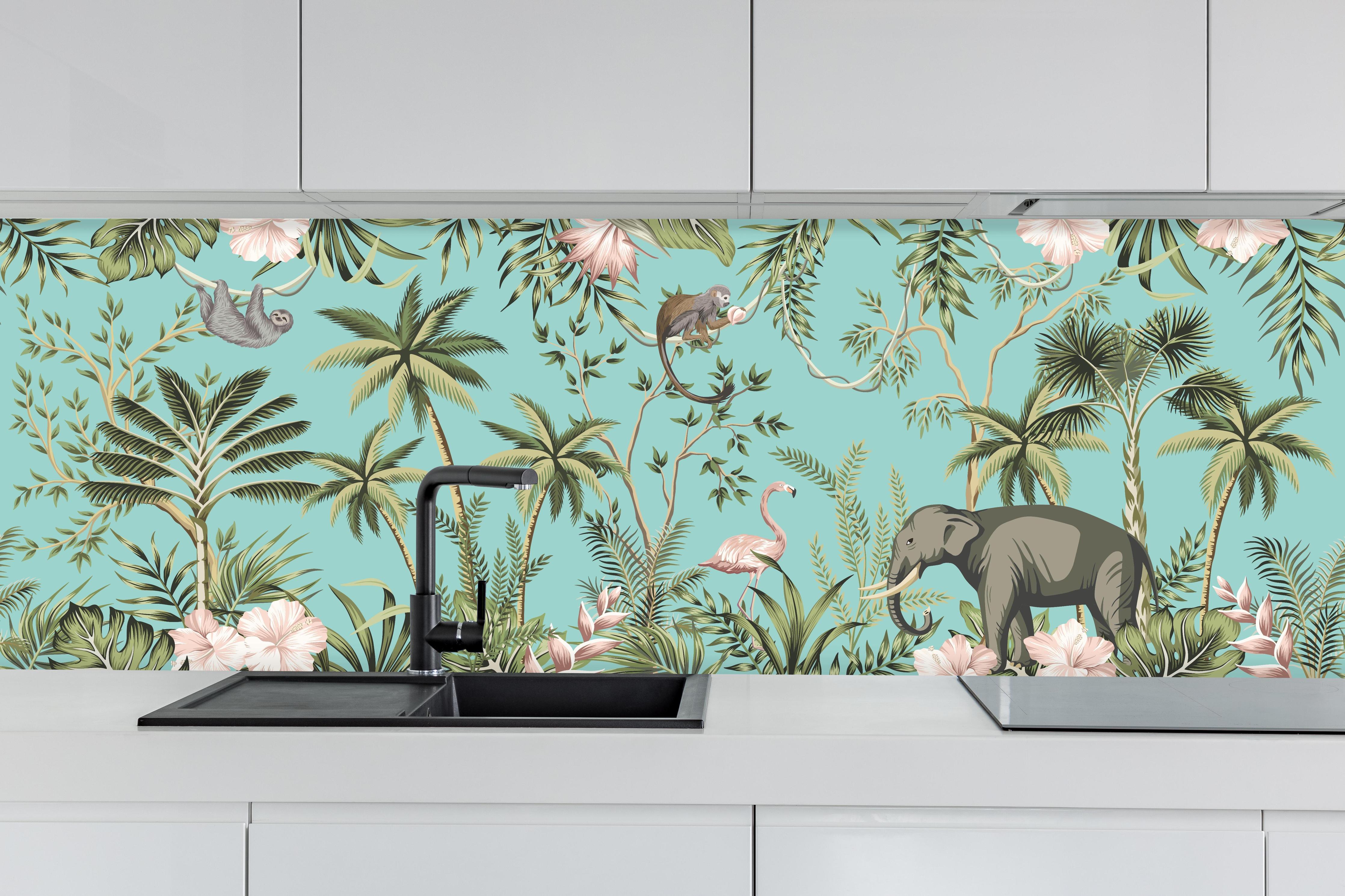 Küche - Farbenfrohes Dschungel-Muster auf Textil hinter weißen Hochglanz-Küchenregalen und schwarzem Wasserhahn