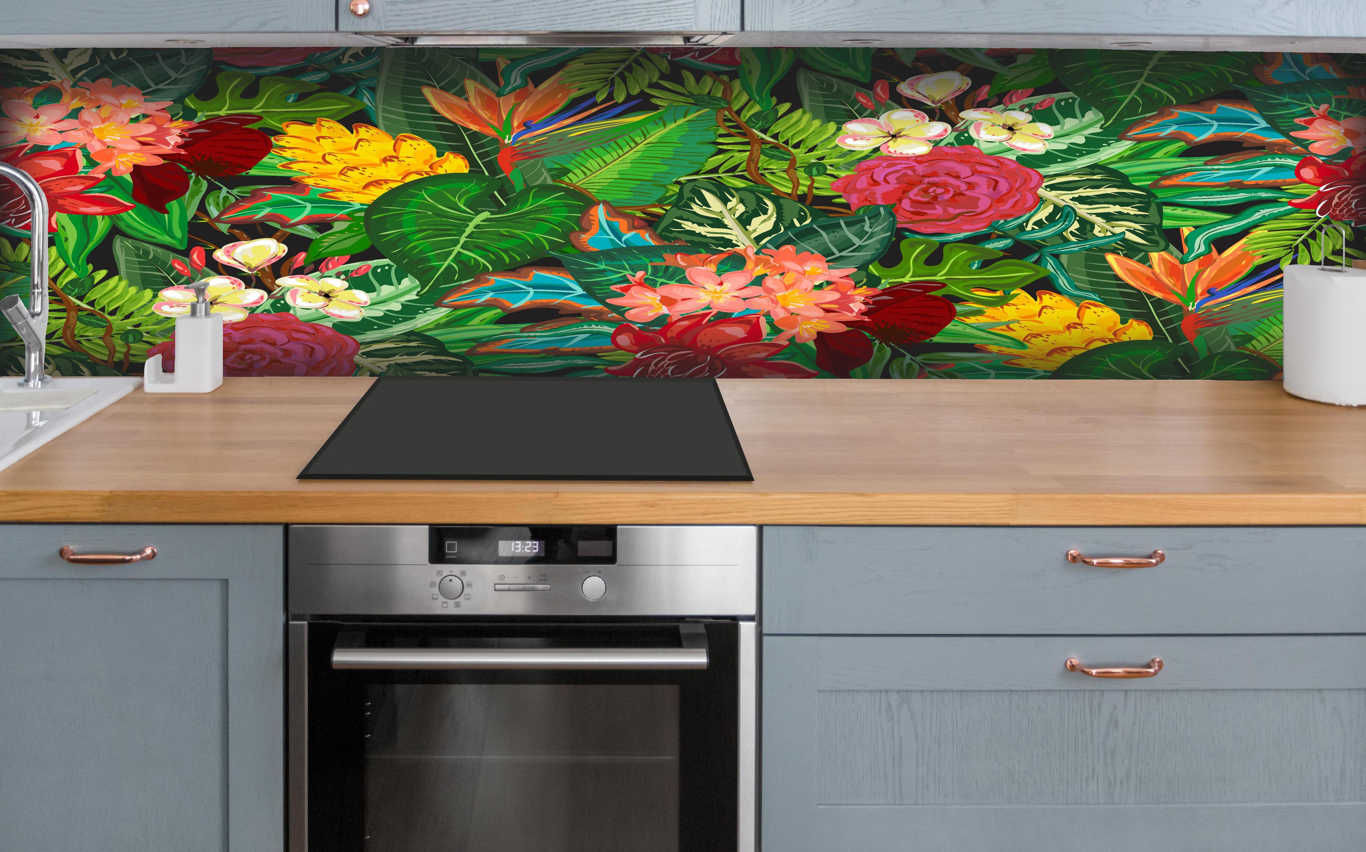 Küche - Farbenfrohes Dschungelmotiv Blumen und Blätter hinter weißen Hochglanz-Küchenregalen und schwarzem Wasserhahn