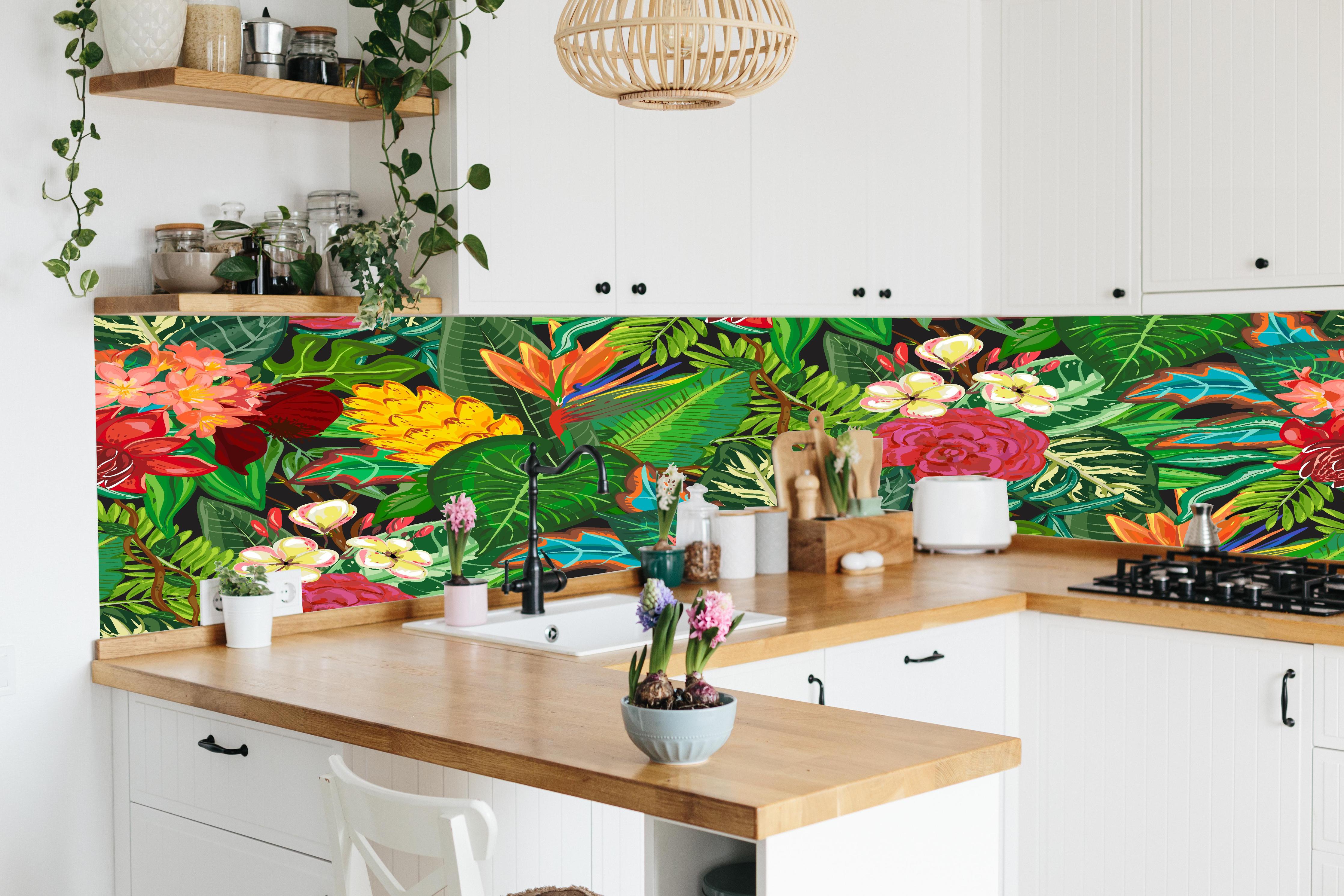 Küche - Farbenfrohes Dschungelmotiv Blumen und Blätter hinter weißen Hochglanz-Küchenregalen und schwarzem Wasserhahn