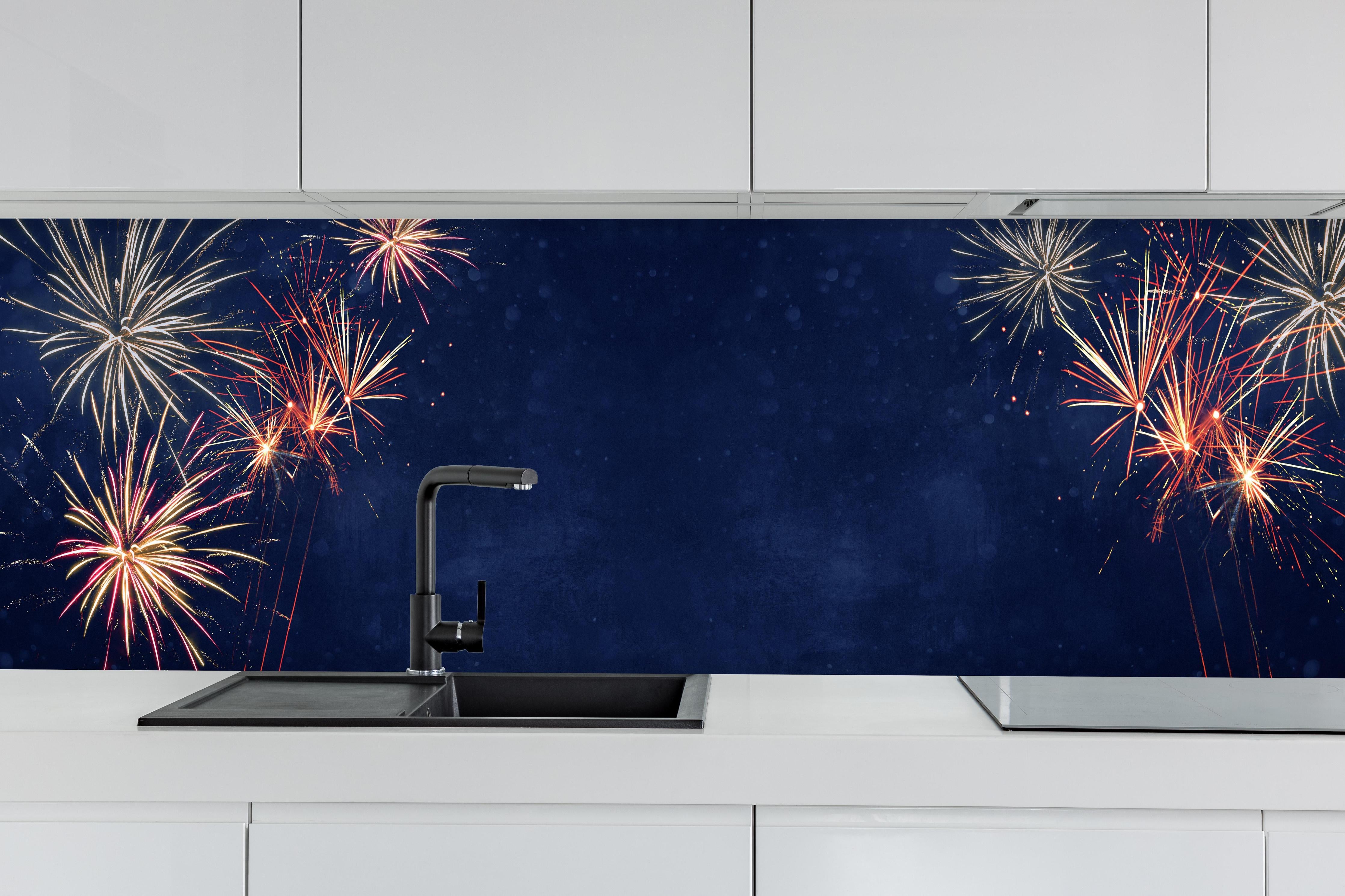 Küche - Farbenfrohes Feuerwerk zu Neujahr 2023 hinter weißen Hochglanz-Küchenregalen und schwarzem Wasserhahn