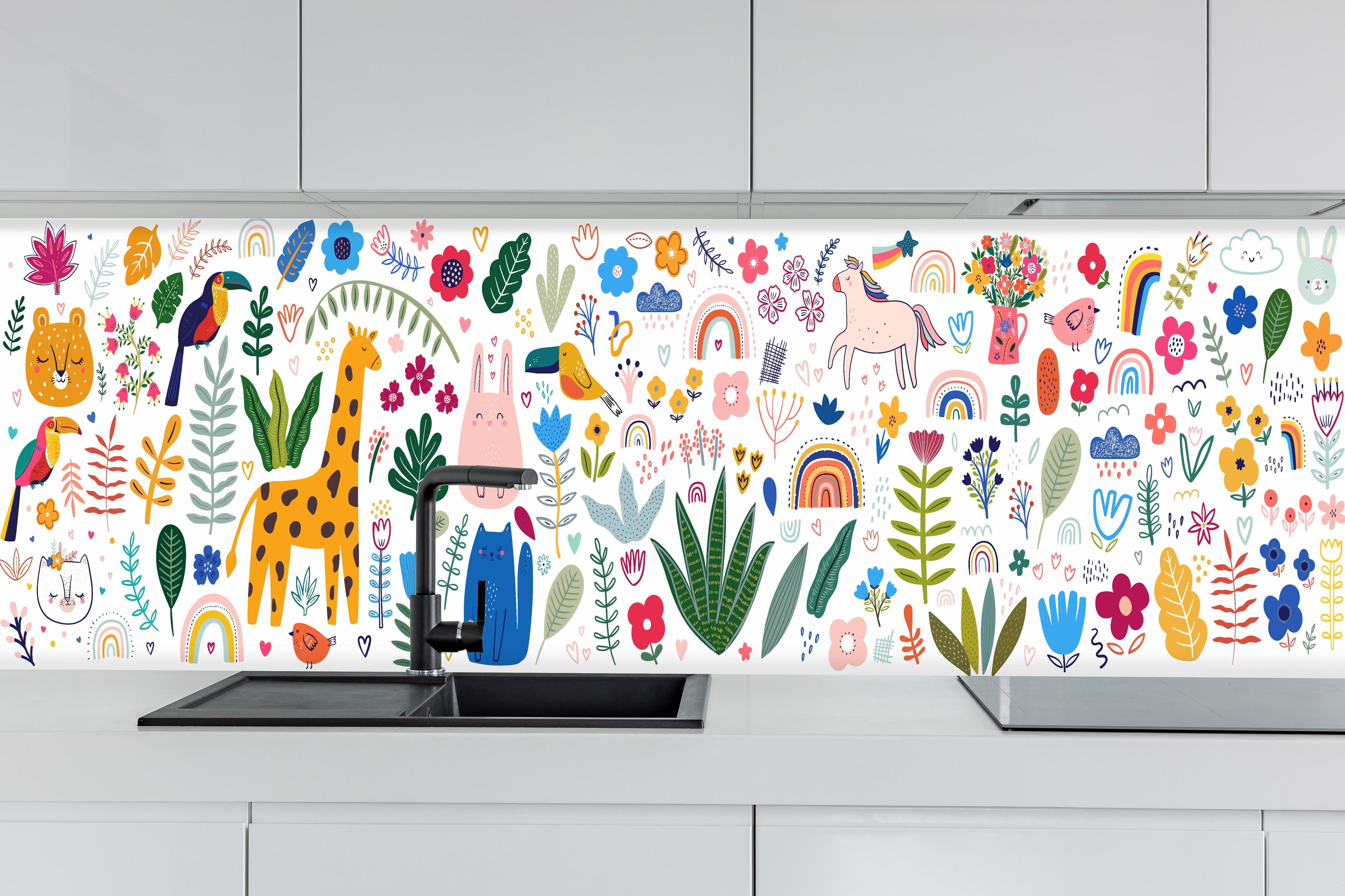 Küche - Farbenfrohes Muster mit Tieren und Pflanzen hinter weißen Hochglanz-Küchenregalen und schwarzem Wasserhahn