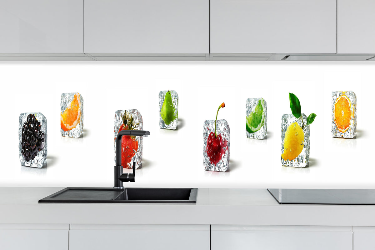 Küche - Farbenfrohes Obst-Eiswürfel Dekor hinter weißen Hochglanz-Küchenregalen und schwarzem Wasserhahn