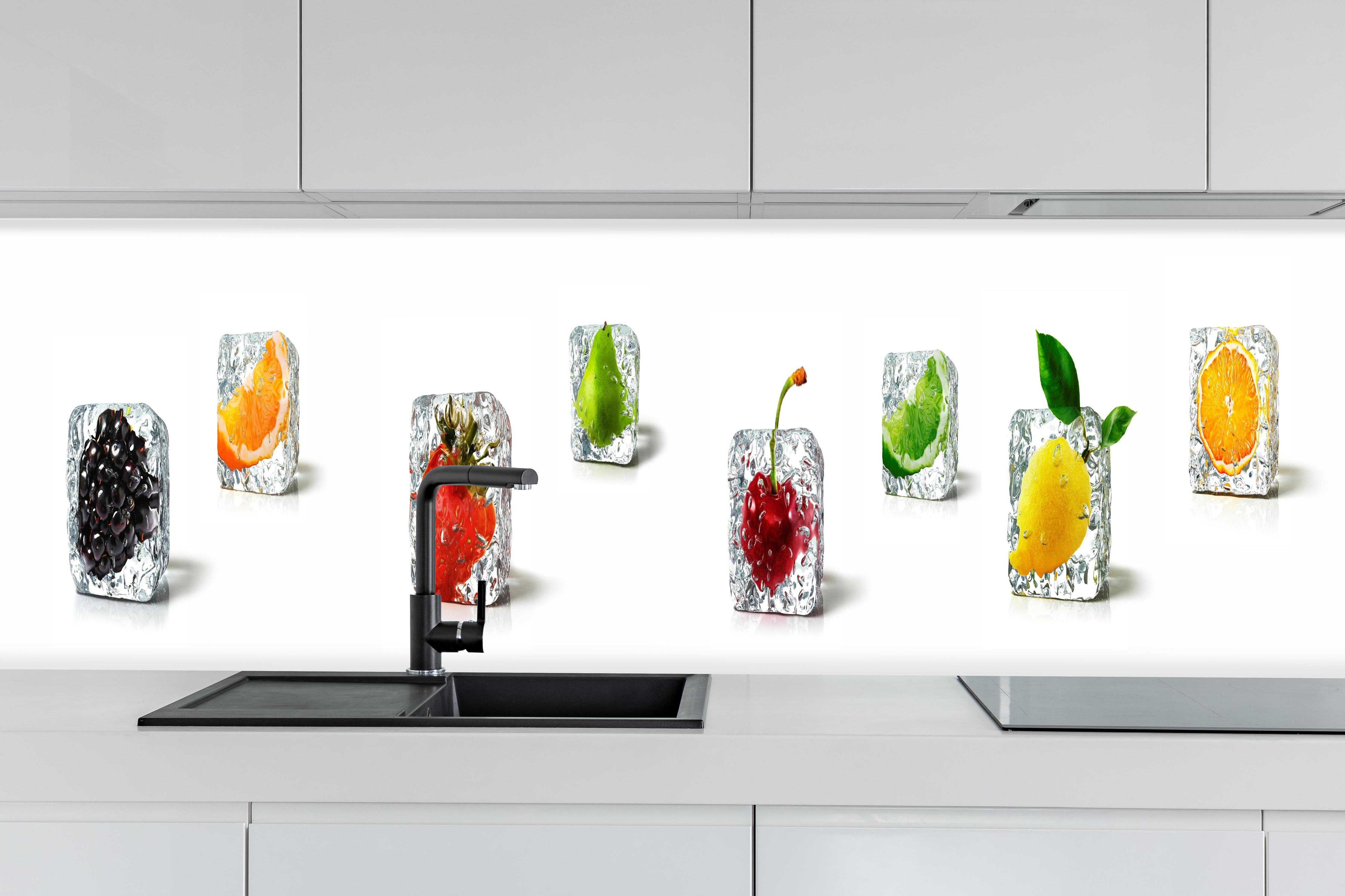 Küche - Farbenfrohes Obst-Eiswürfel Dekor hinter weißen Hochglanz-Küchenregalen und schwarzem Wasserhahn