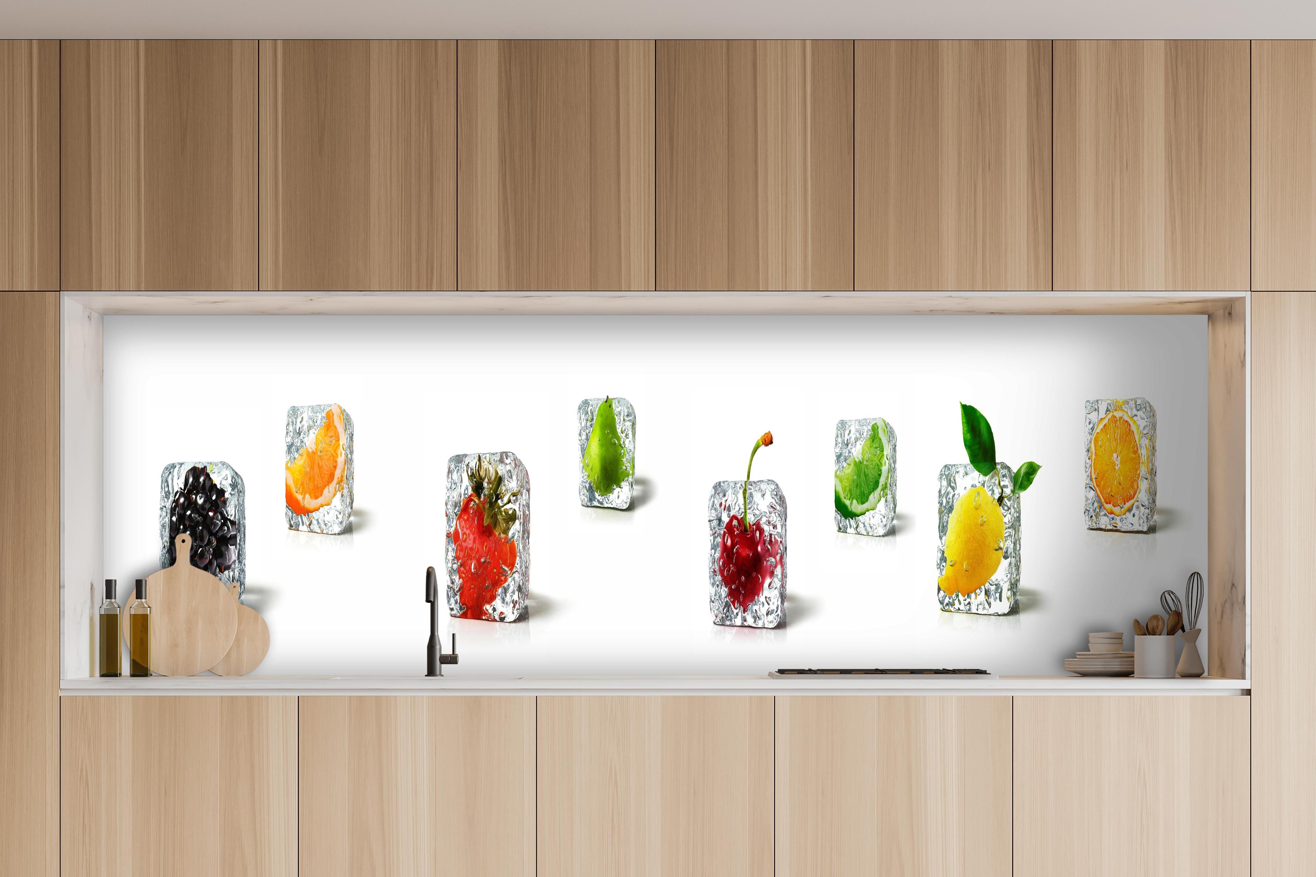 Küche - Farbenfrohes Obst-Eiswürfel Dekor hinter weißen Hochglanz-Küchenregalen und schwarzem Wasserhahn