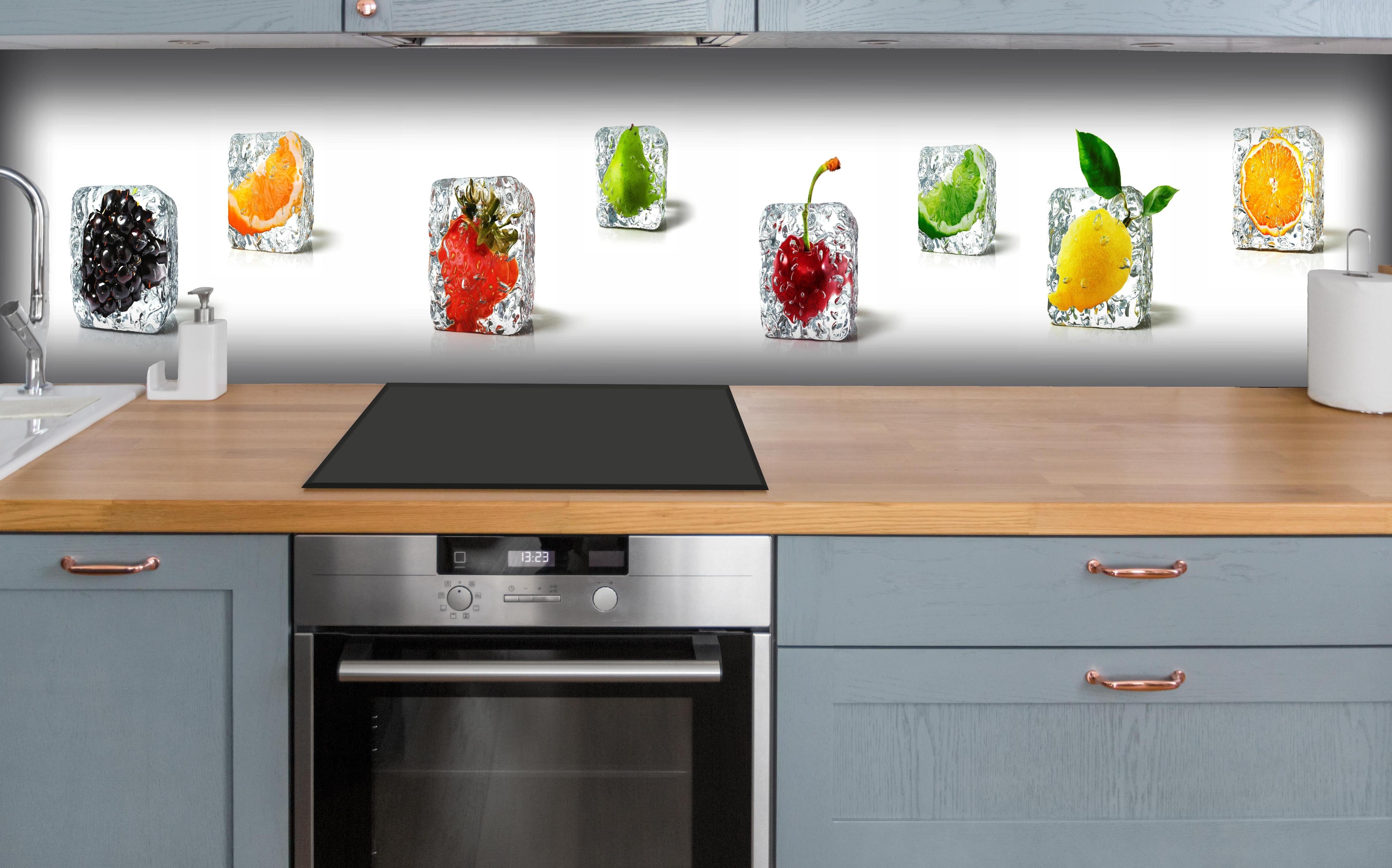 Küche - Farbenfrohes Obst-Eiswürfel Dekor hinter weißen Hochglanz-Küchenregalen und schwarzem Wasserhahn