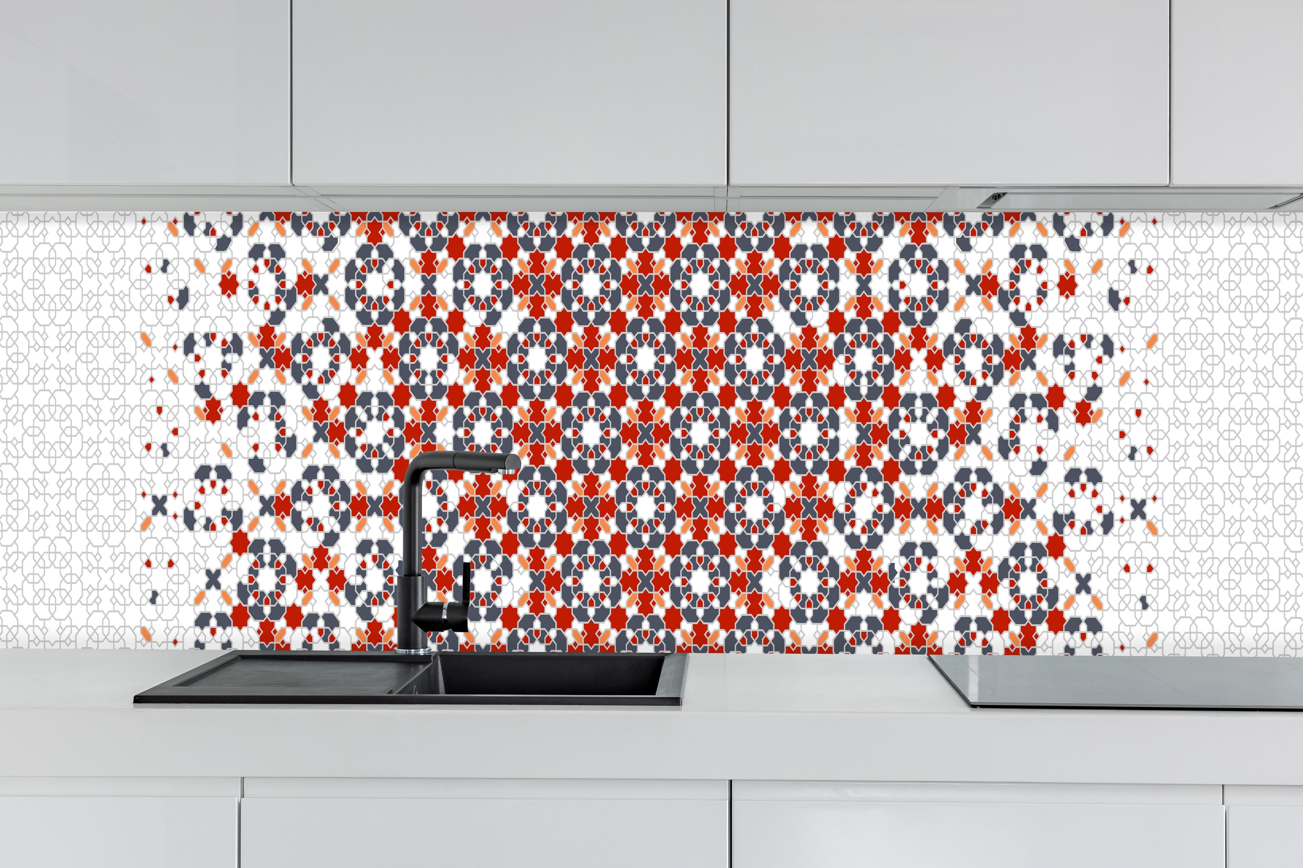 Küche - Farbenfrohes Rot-Weißes Abstrakt Design hinter weißen Hochglanz-Küchenregalen und schwarzem Wasserhahn