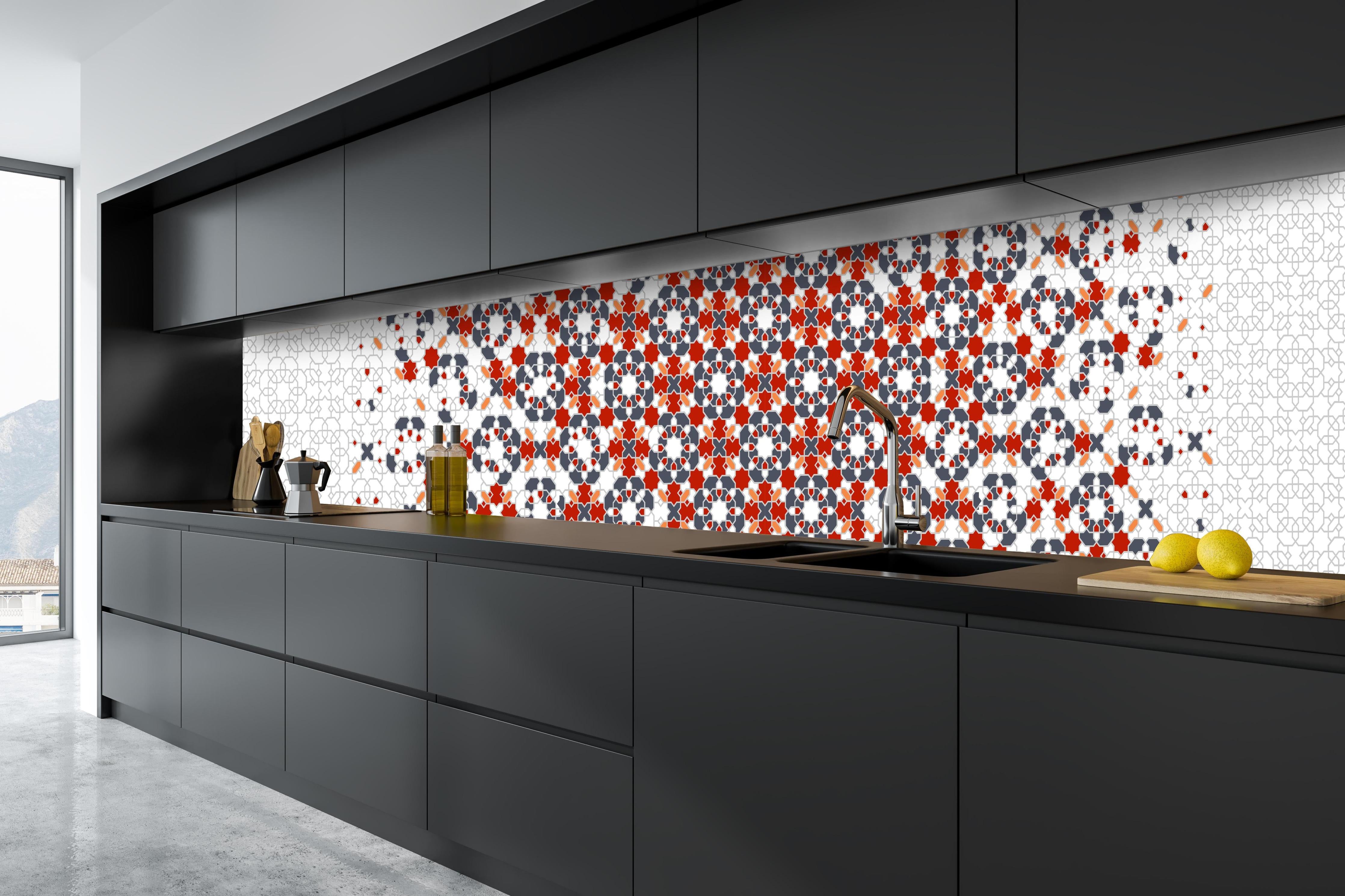 Küche - Farbenfrohes Rot-Weißes Abstrakt Design hinter weißen Hochglanz-Küchenregalen und schwarzem Wasserhahn