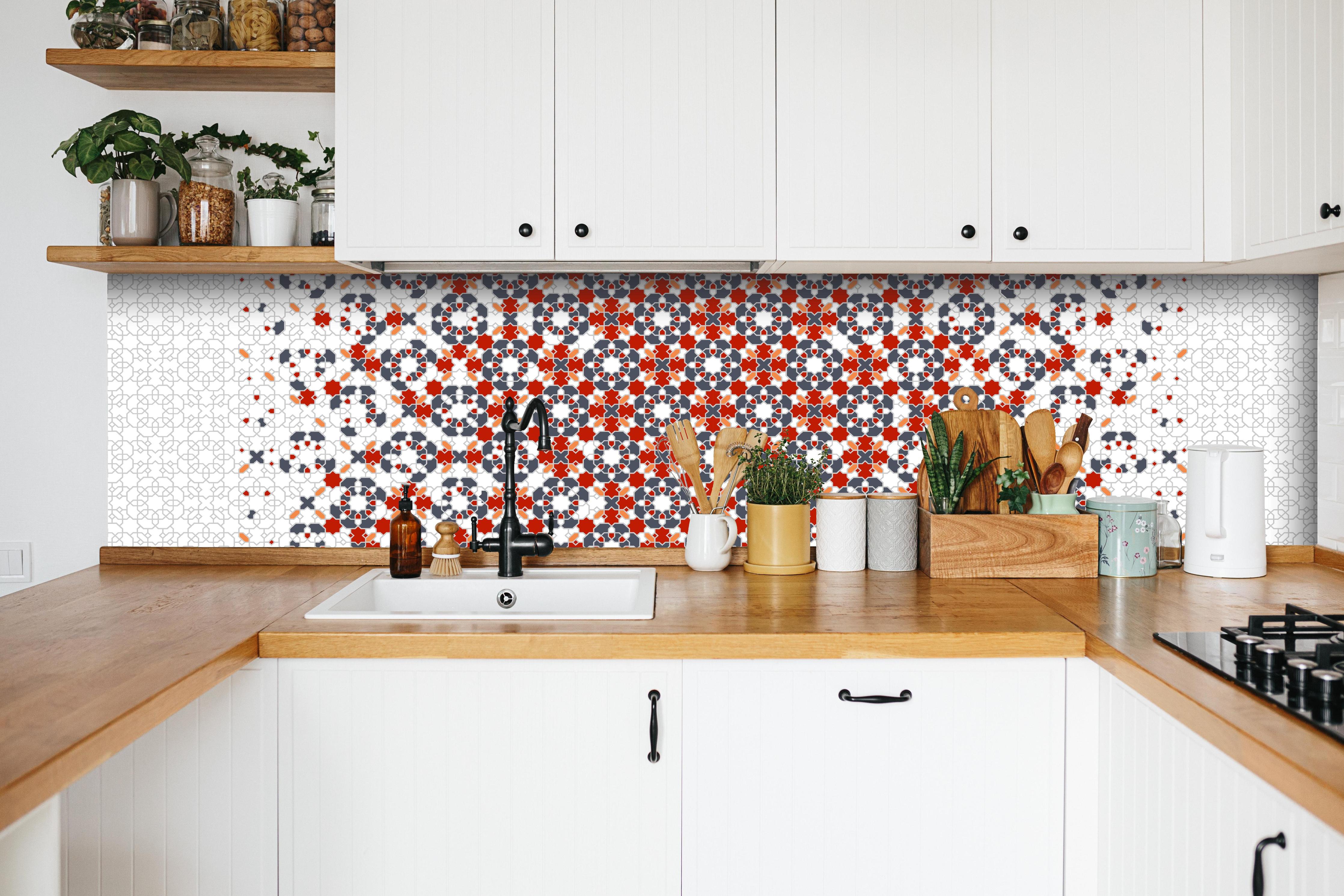 Küche - Farbenfrohes Rot-Weißes Abstrakt Design hinter weißen Hochglanz-Küchenregalen und schwarzem Wasserhahn