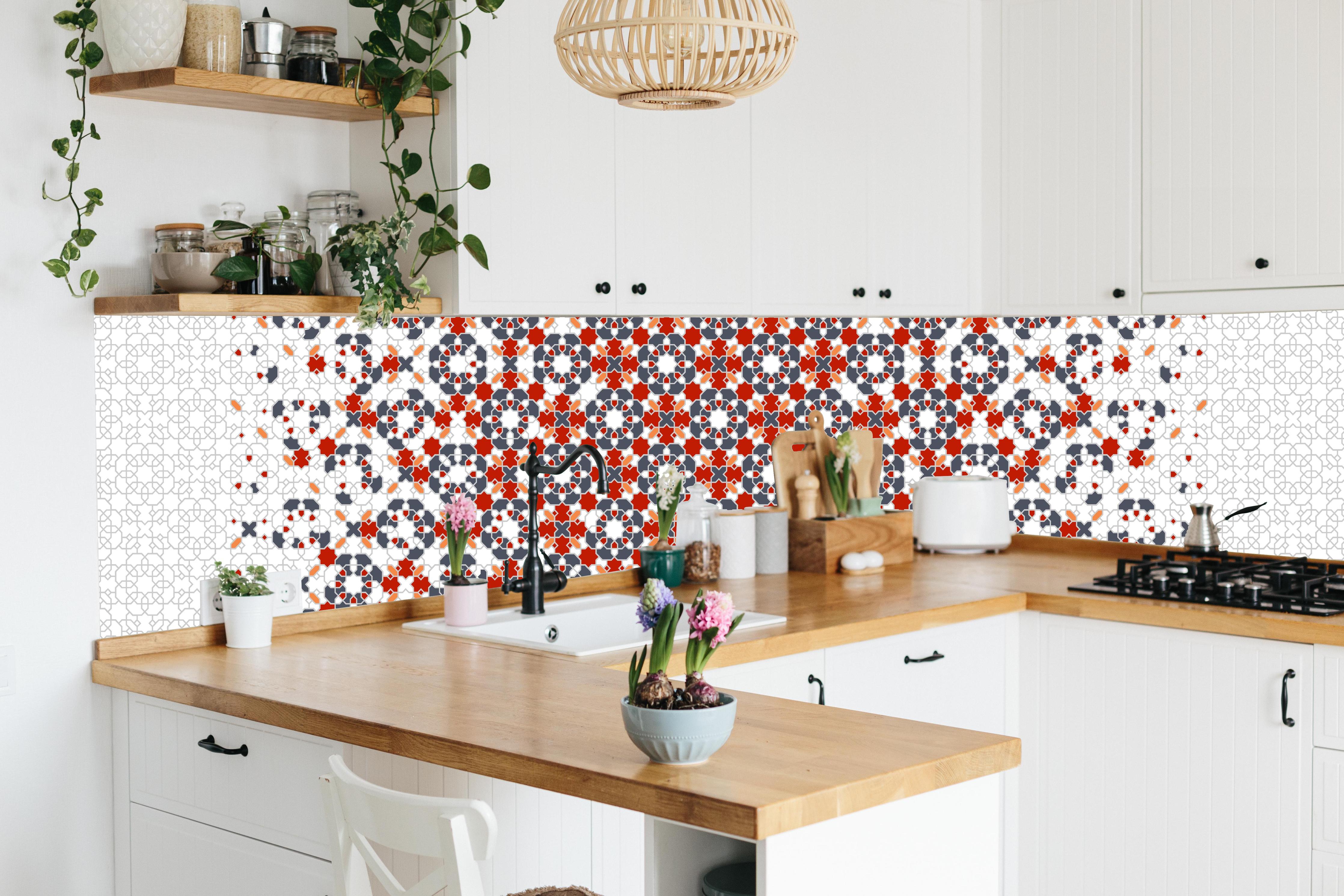 Küche - Farbenfrohes Rot-Weißes Abstrakt Design hinter weißen Hochglanz-Küchenregalen und schwarzem Wasserhahn