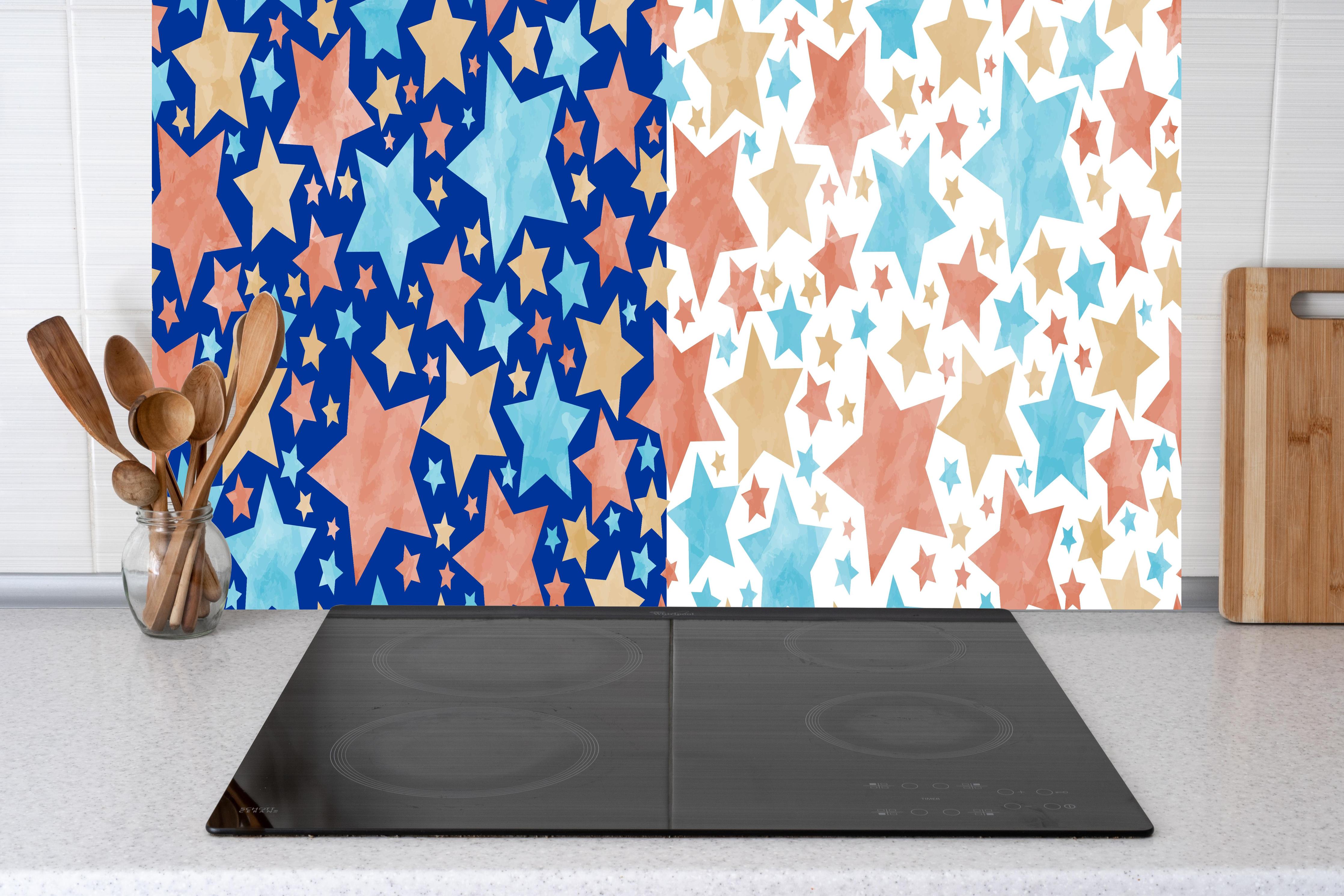 Küche - Farbenfrohes Stern Muster auf Weiß hinter weißen Hochglanz-Küchenregalen und schwarzem Wasserhahn