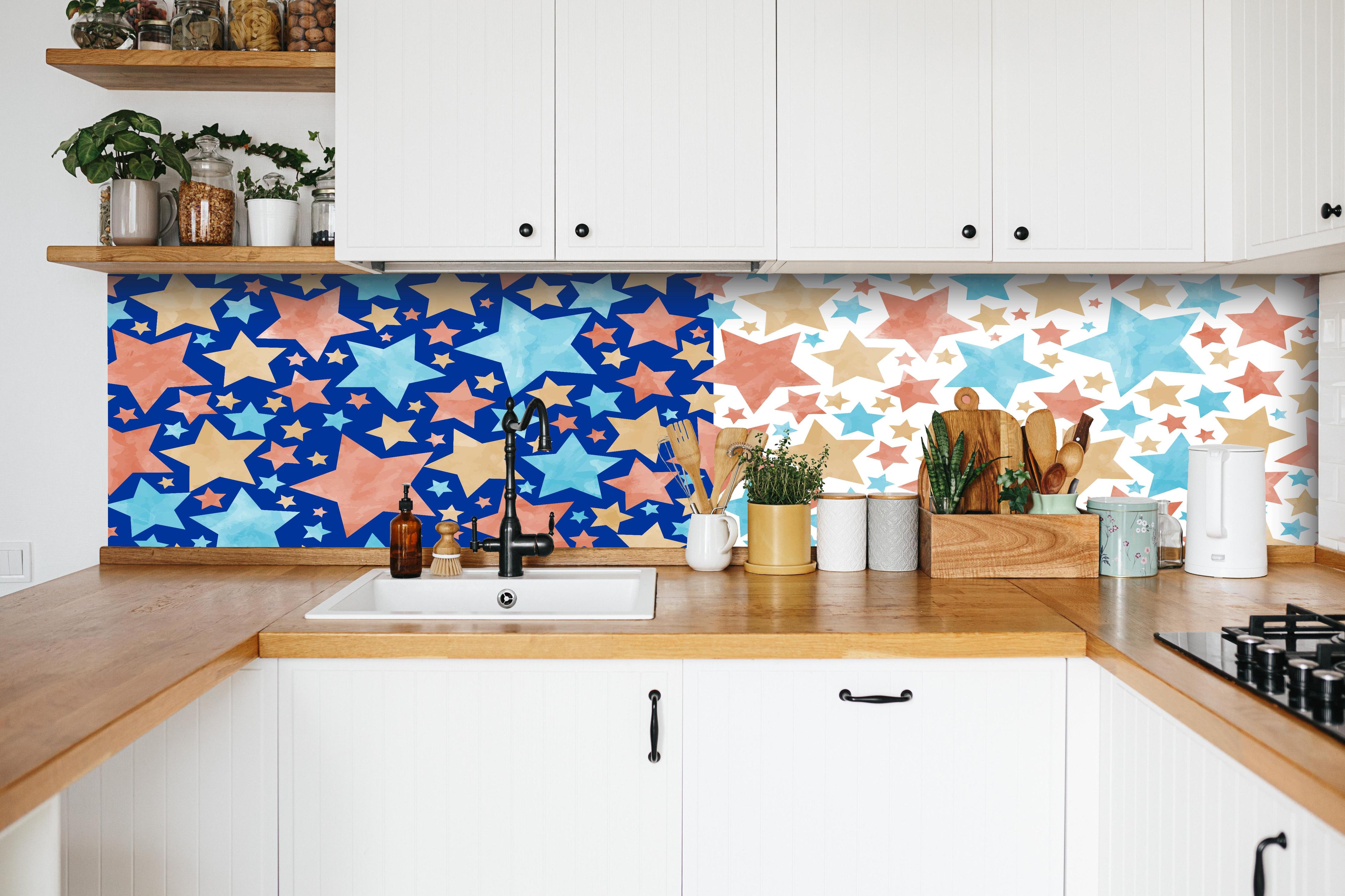 Küche - Farbenfrohes Stern Muster auf Weiß hinter weißen Hochglanz-Küchenregalen und schwarzem Wasserhahn