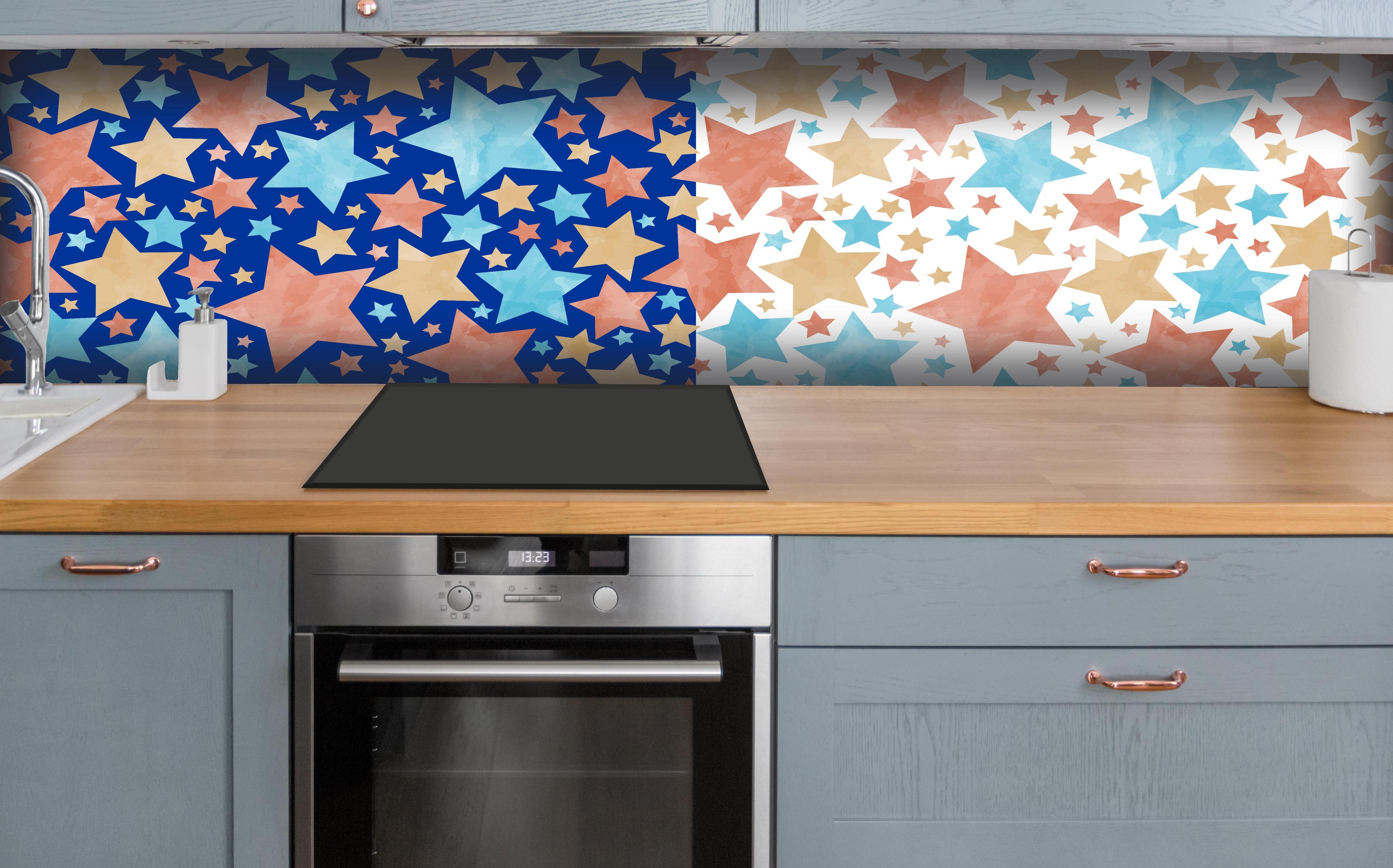 Küche - Farbenfrohes Stern Muster auf Weiß hinter weißen Hochglanz-Küchenregalen und schwarzem Wasserhahn