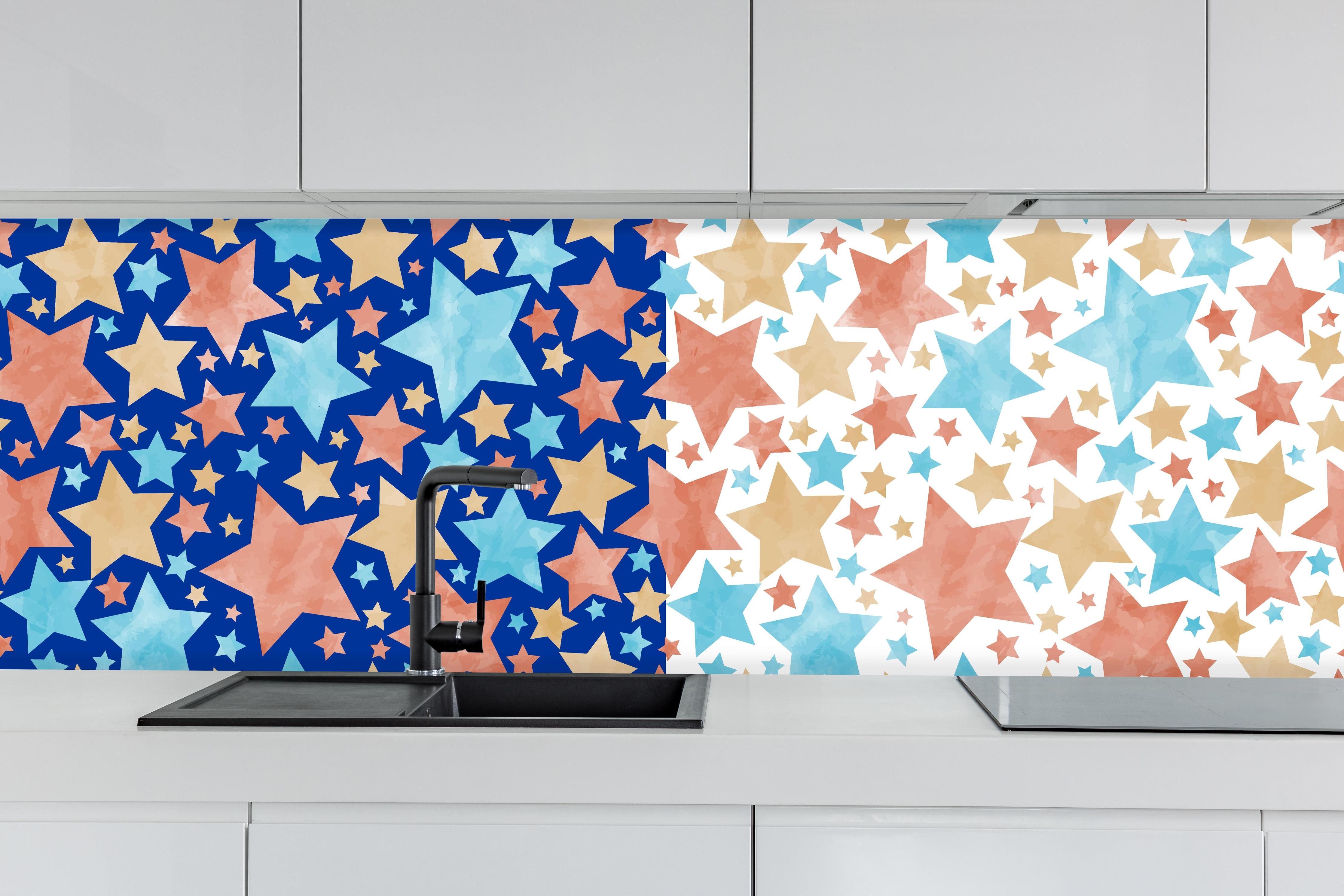 Küche - Farbenfrohes Sternenmuster Design hinter weißen Hochglanz-Küchenregalen und schwarzem Wasserhahn