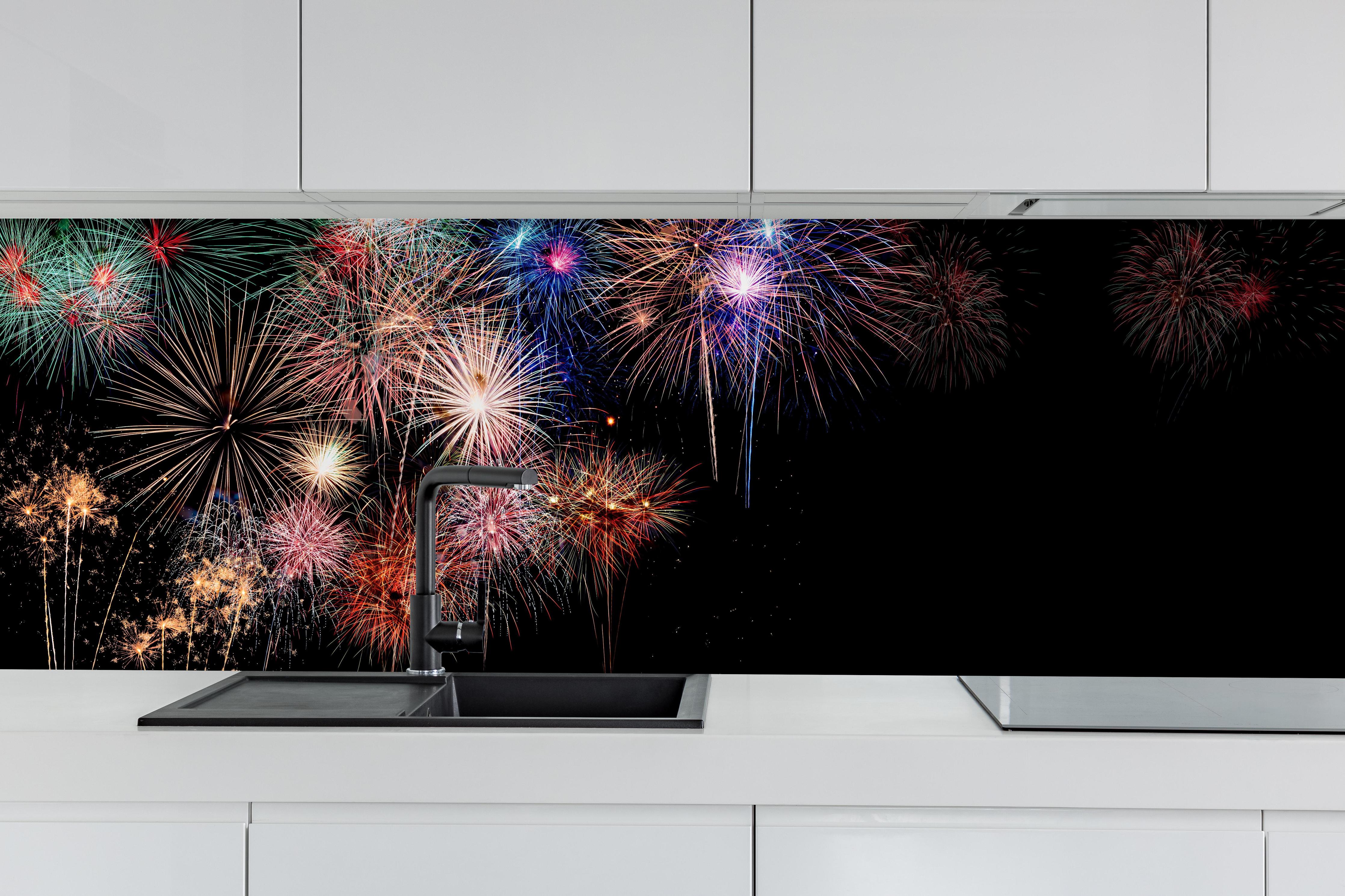 Küche - Farbenpracht Feuerwerk Happy New Year 2023 hinter weißen Hochglanz-Küchenregalen und schwarzem Wasserhahn