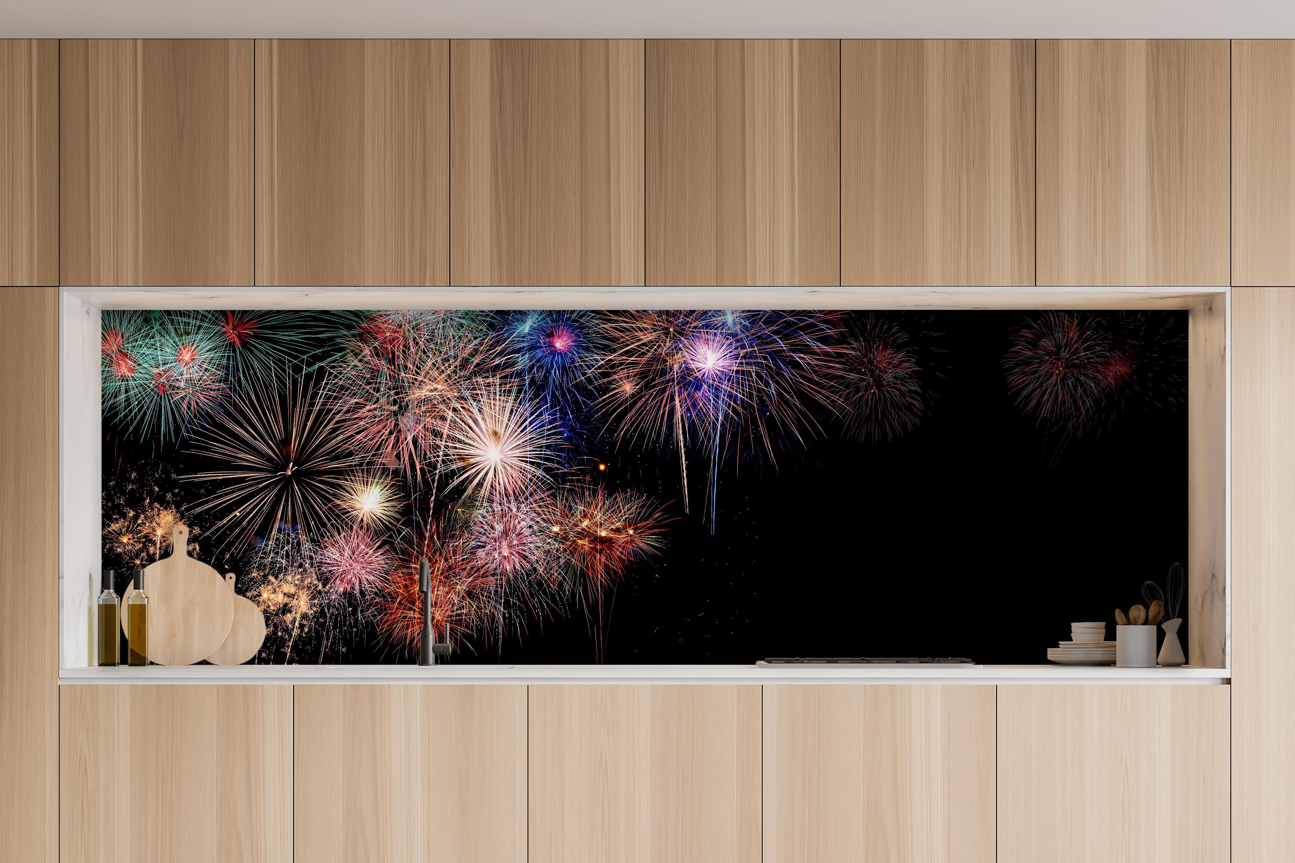 Küche - Farbenpracht Feuerwerk Happy New Year 2023 hinter weißen Hochglanz-Küchenregalen und schwarzem Wasserhahn