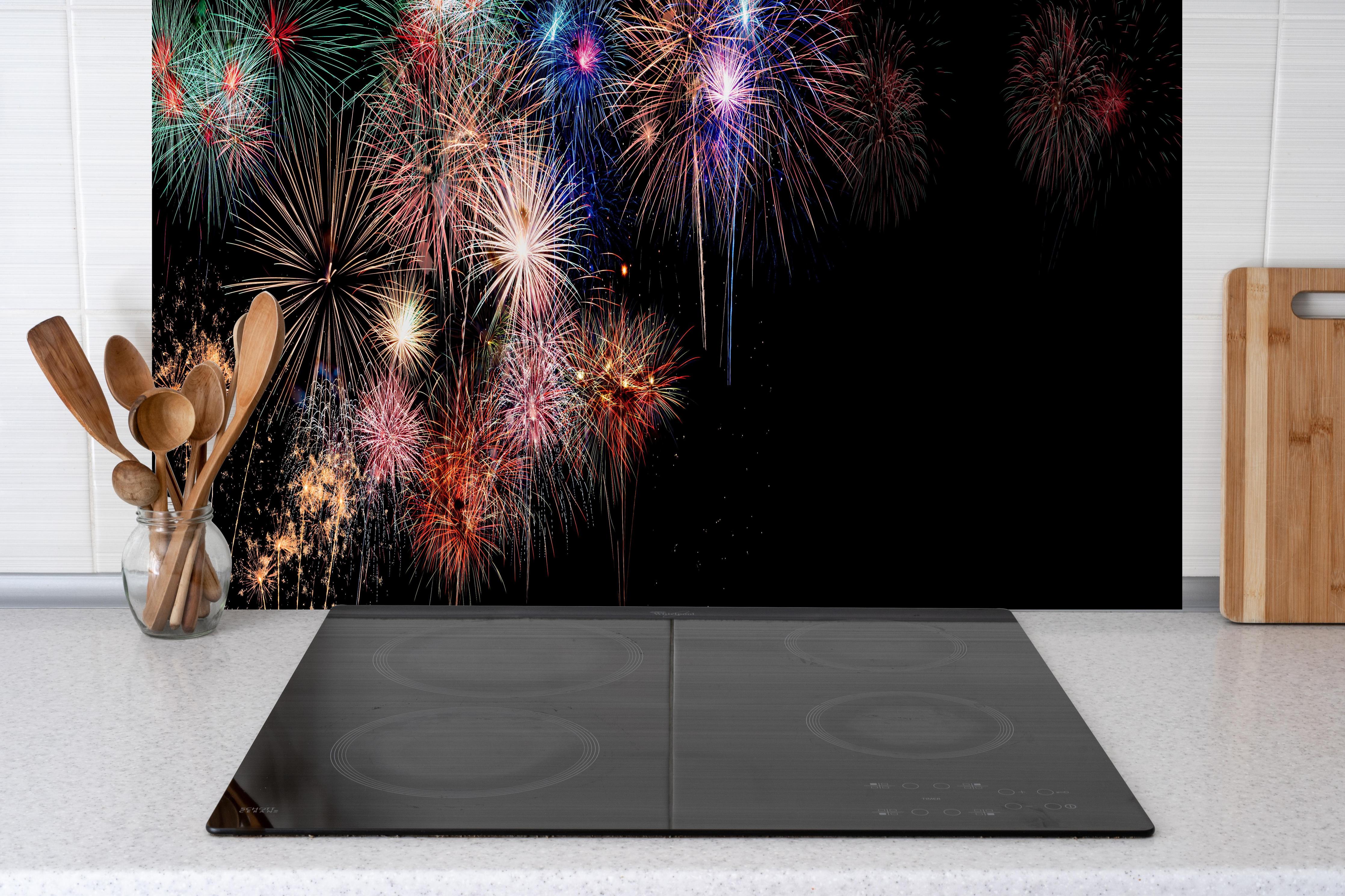 Küche - Farbenpracht Feuerwerk Happy New Year 2023 hinter weißen Hochglanz-Küchenregalen und schwarzem Wasserhahn