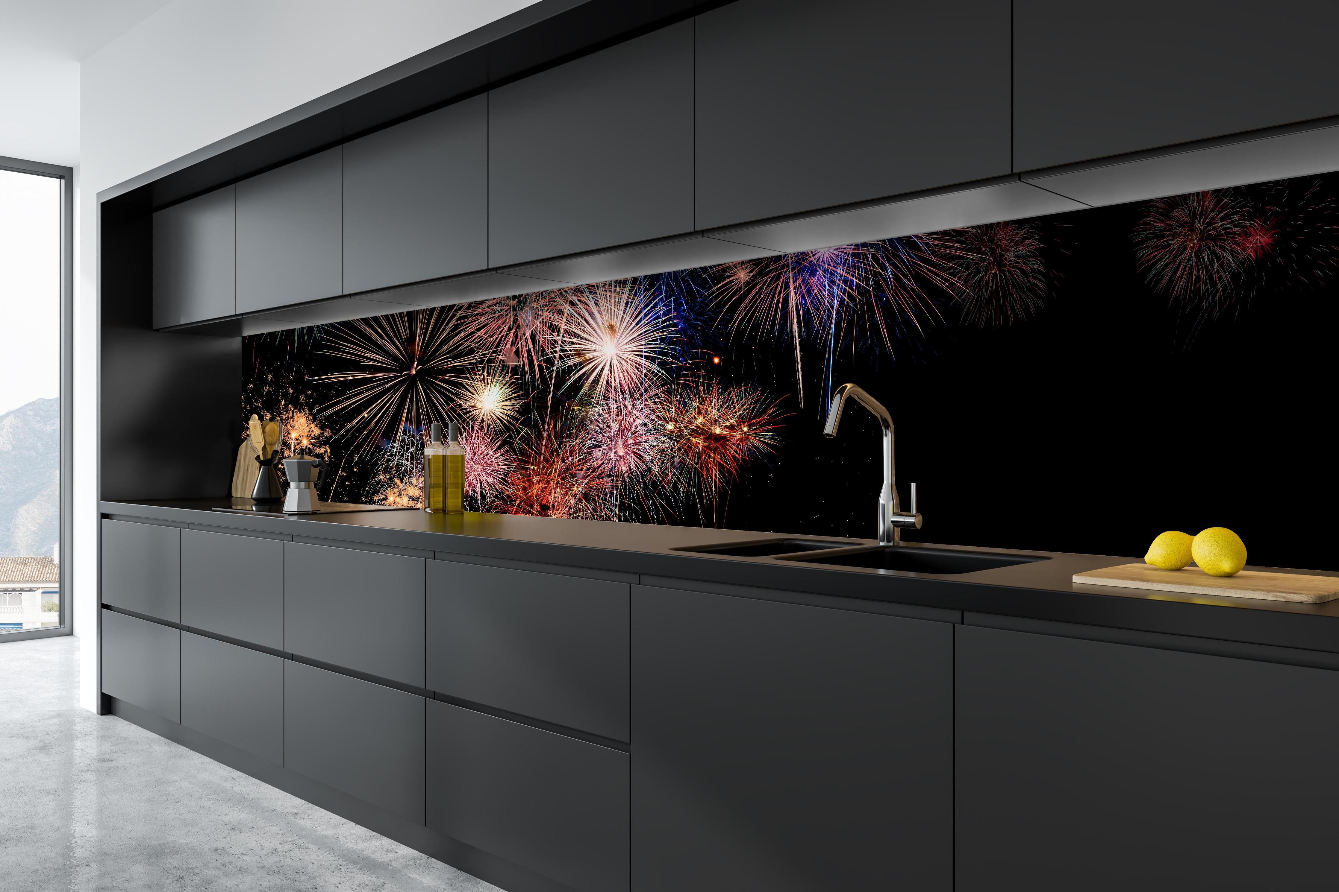 Küche - Farbenpracht Feuerwerk Happy New Year 2023 hinter weißen Hochglanz-Küchenregalen und schwarzem Wasserhahn