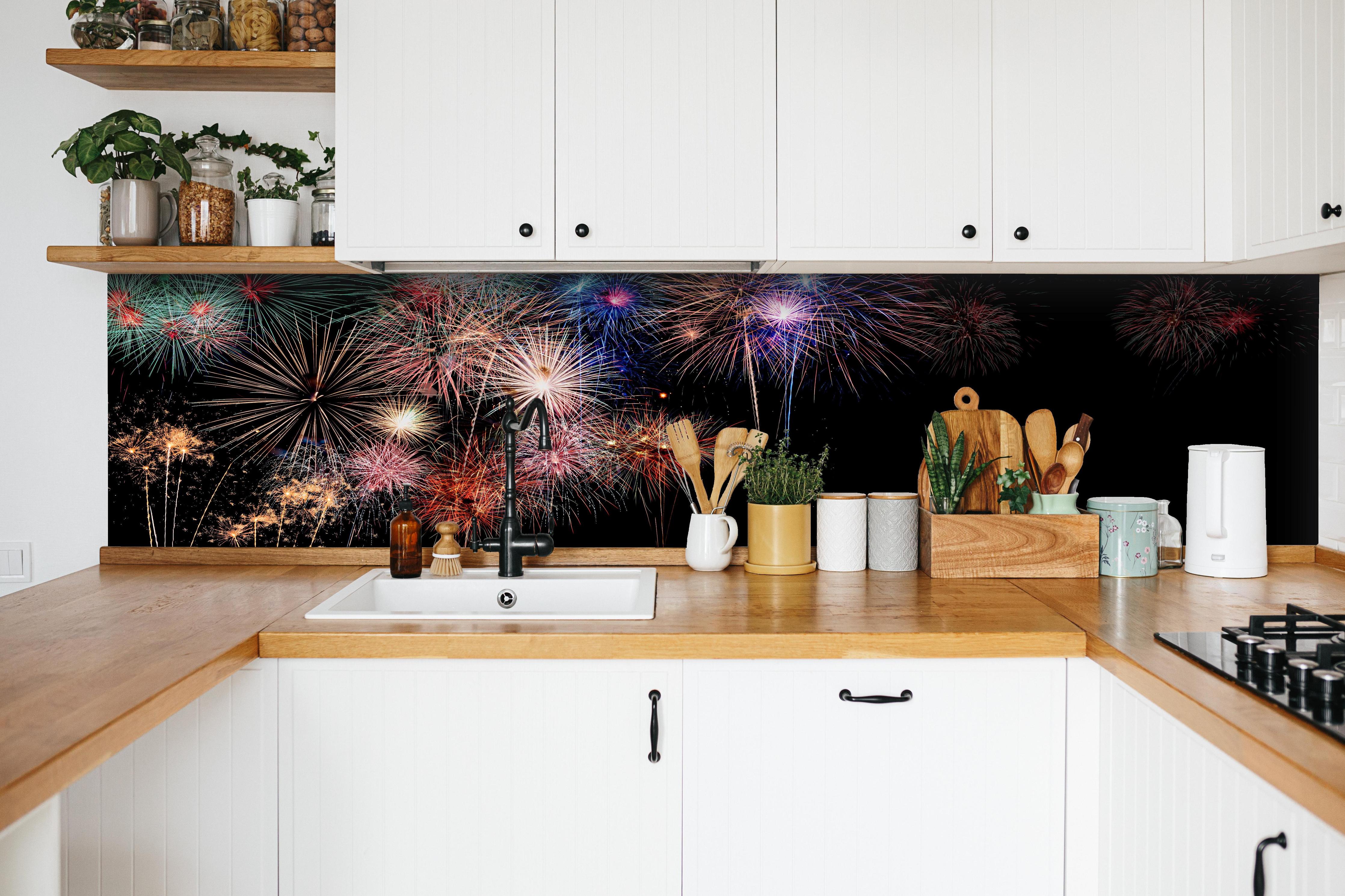 Küche - Farbenpracht Feuerwerk Happy New Year 2023 hinter weißen Hochglanz-Küchenregalen und schwarzem Wasserhahn