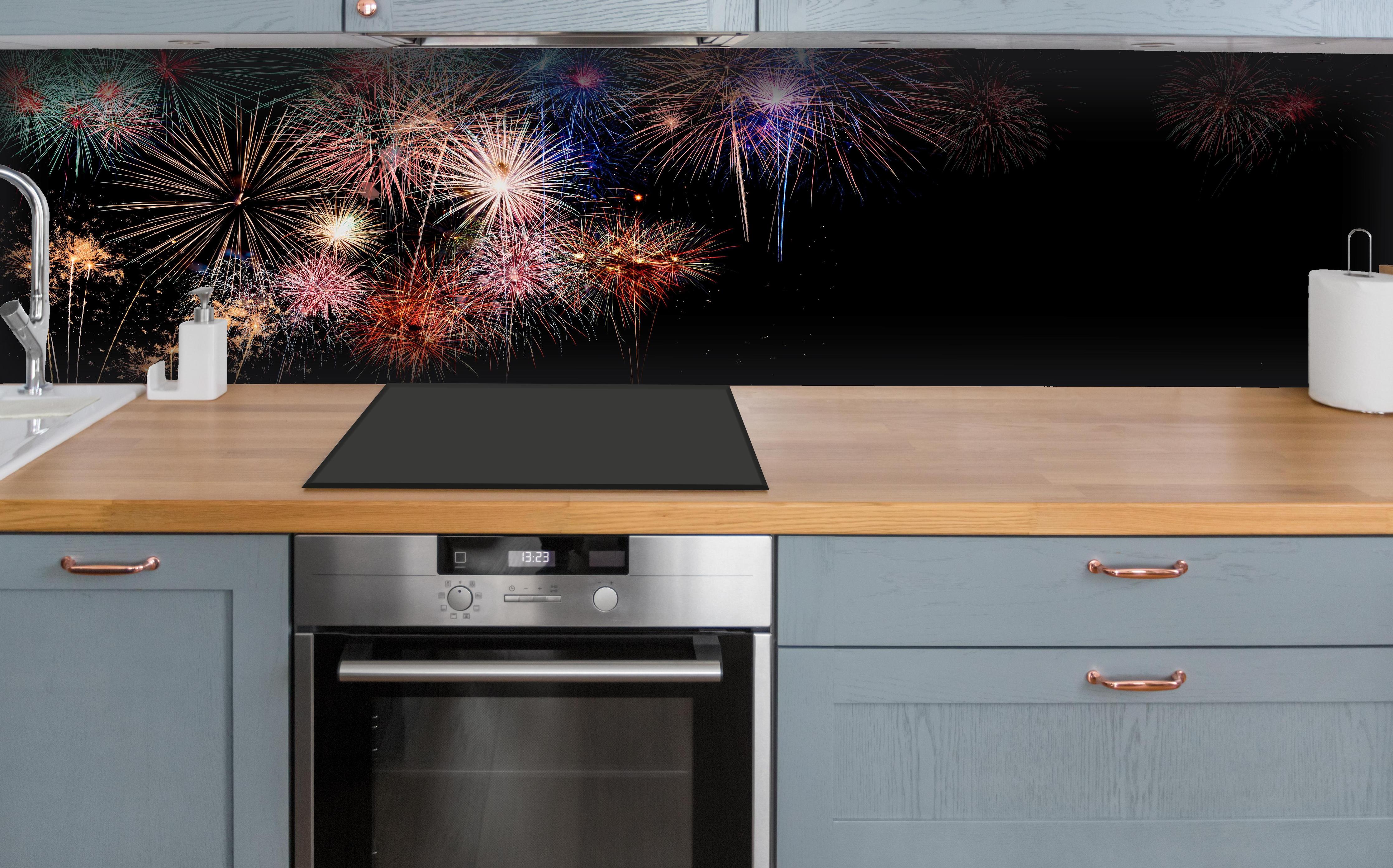 Küche - Farbenpracht Feuerwerk Happy New Year 2023 hinter weißen Hochglanz-Küchenregalen und schwarzem Wasserhahn