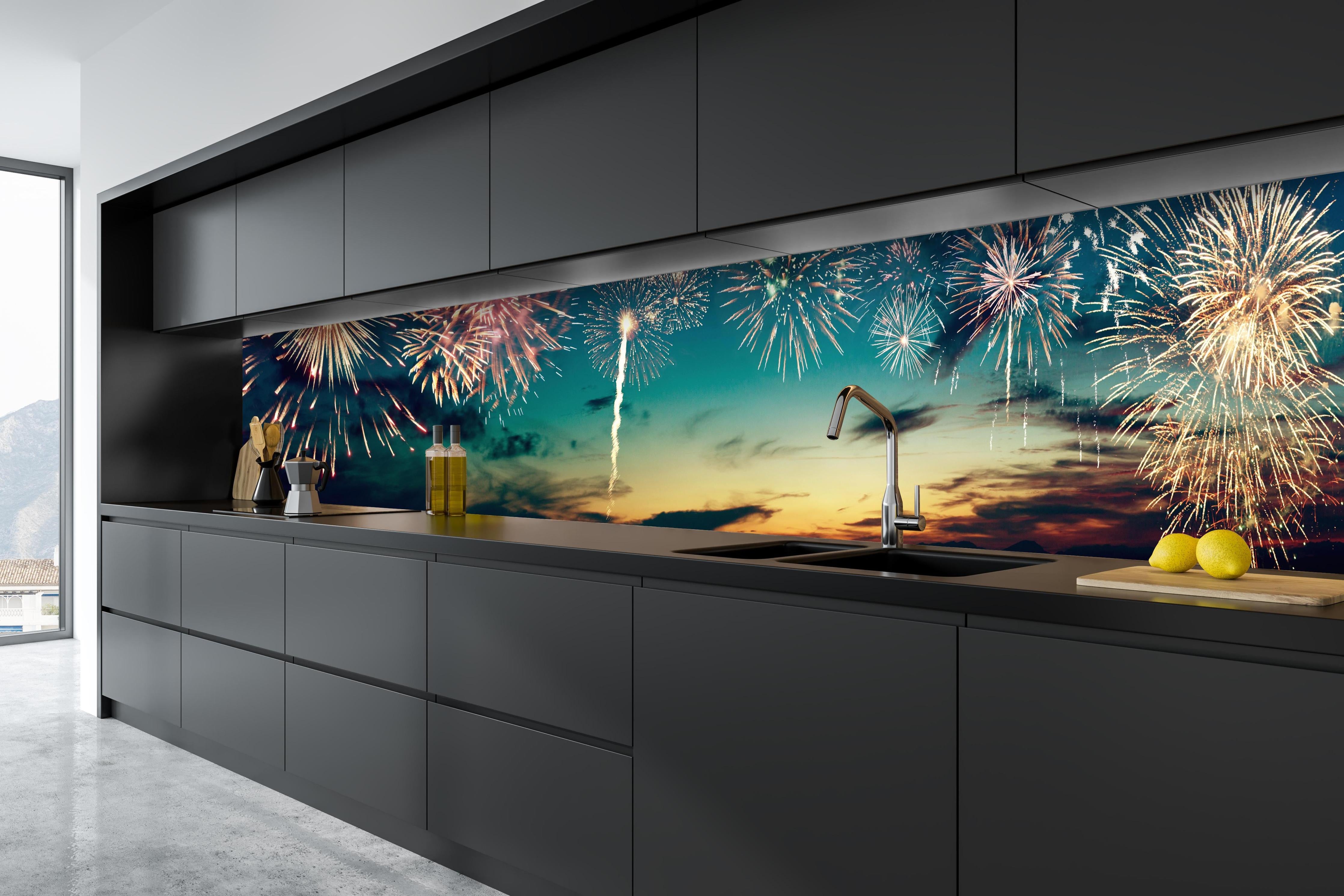 Küche - Farbenpracht Feuerwerk bei Sonnenuntergang hinter weißen Hochglanz-Küchenregalen und schwarzem Wasserhahn