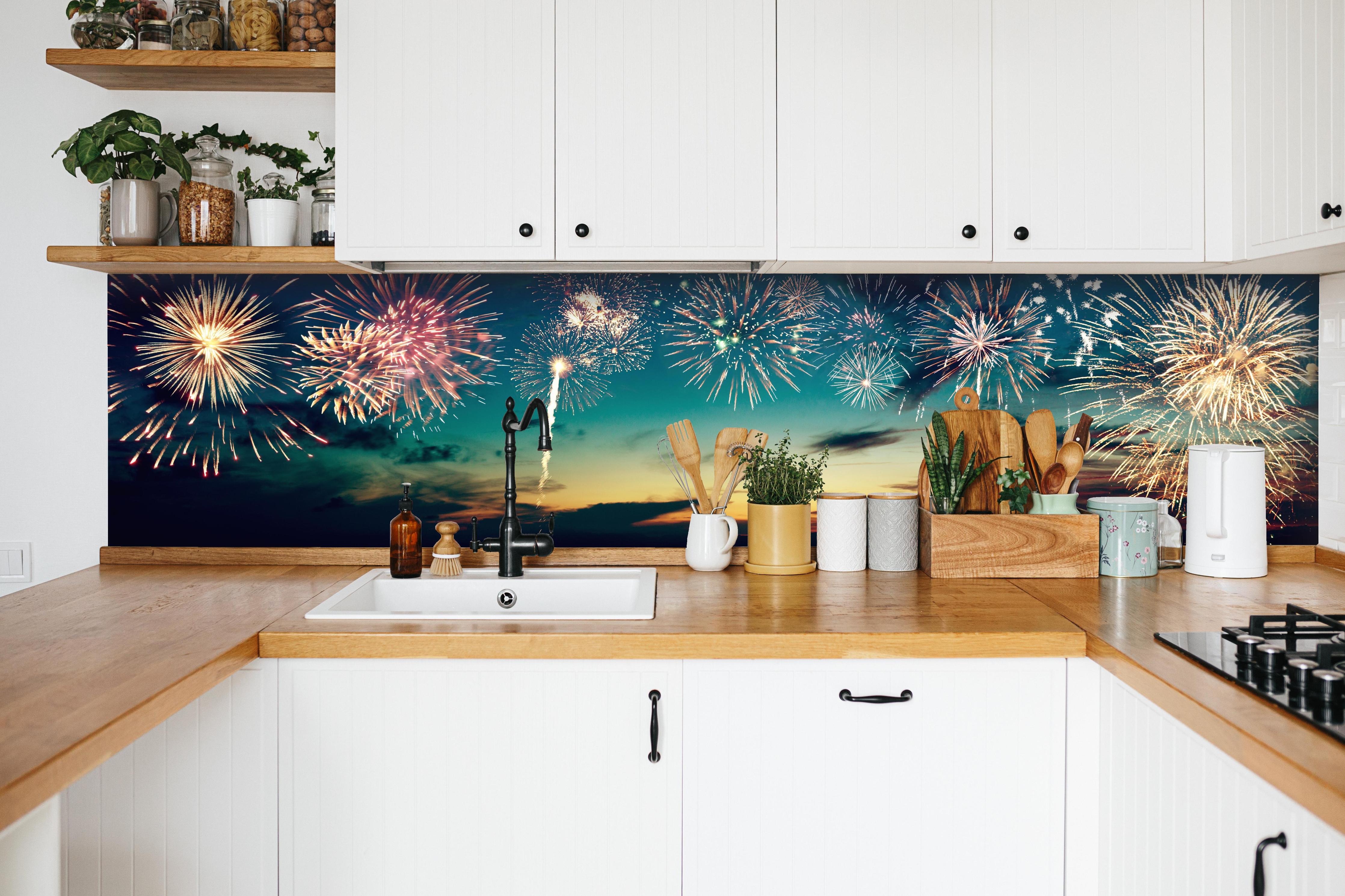 Küche - Farbenpracht Feuerwerk bei Sonnenuntergang hinter weißen Hochglanz-Küchenregalen und schwarzem Wasserhahn