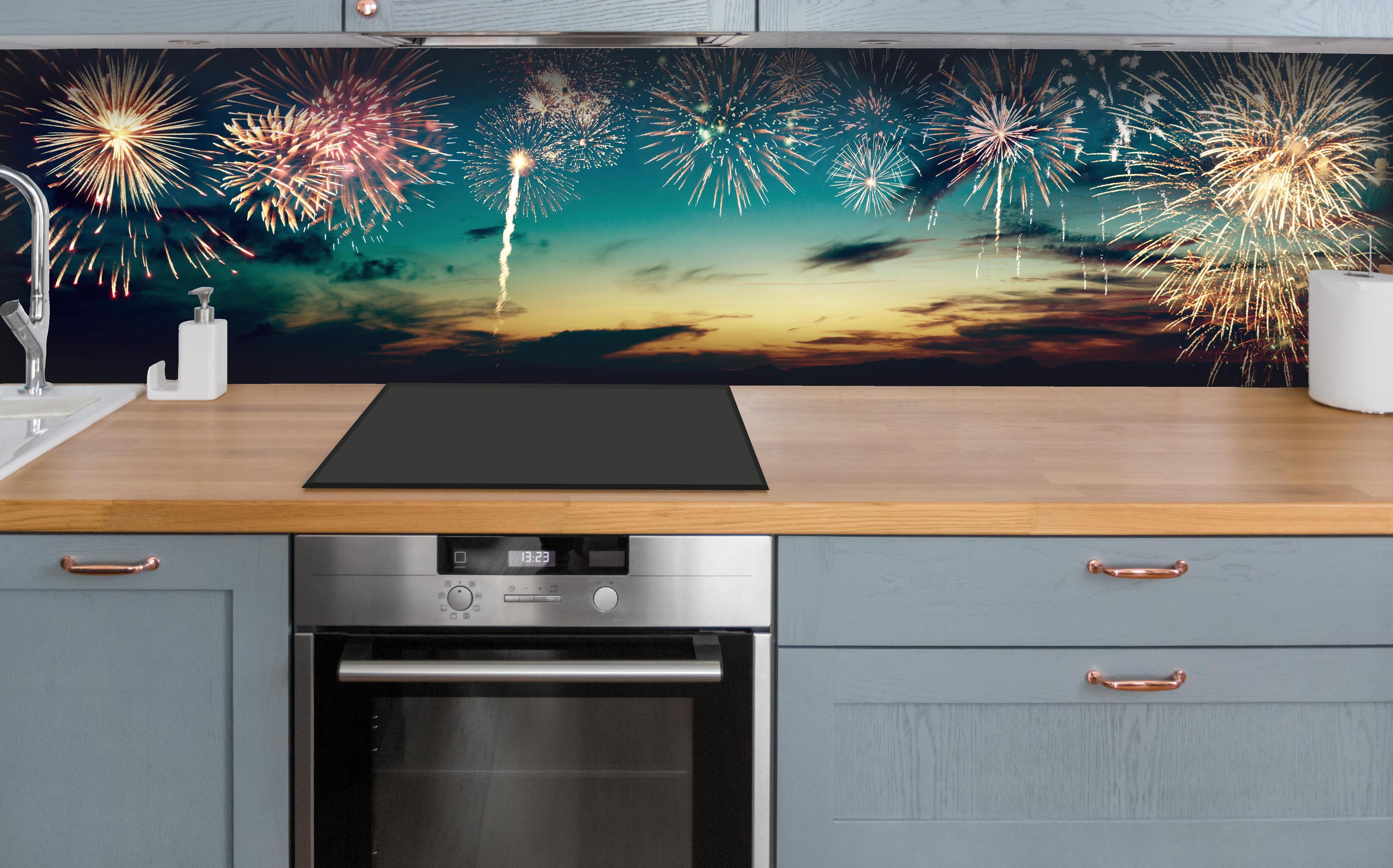 Küche - Farbenpracht Feuerwerk bei Sonnenuntergang hinter weißen Hochglanz-Küchenregalen und schwarzem Wasserhahn