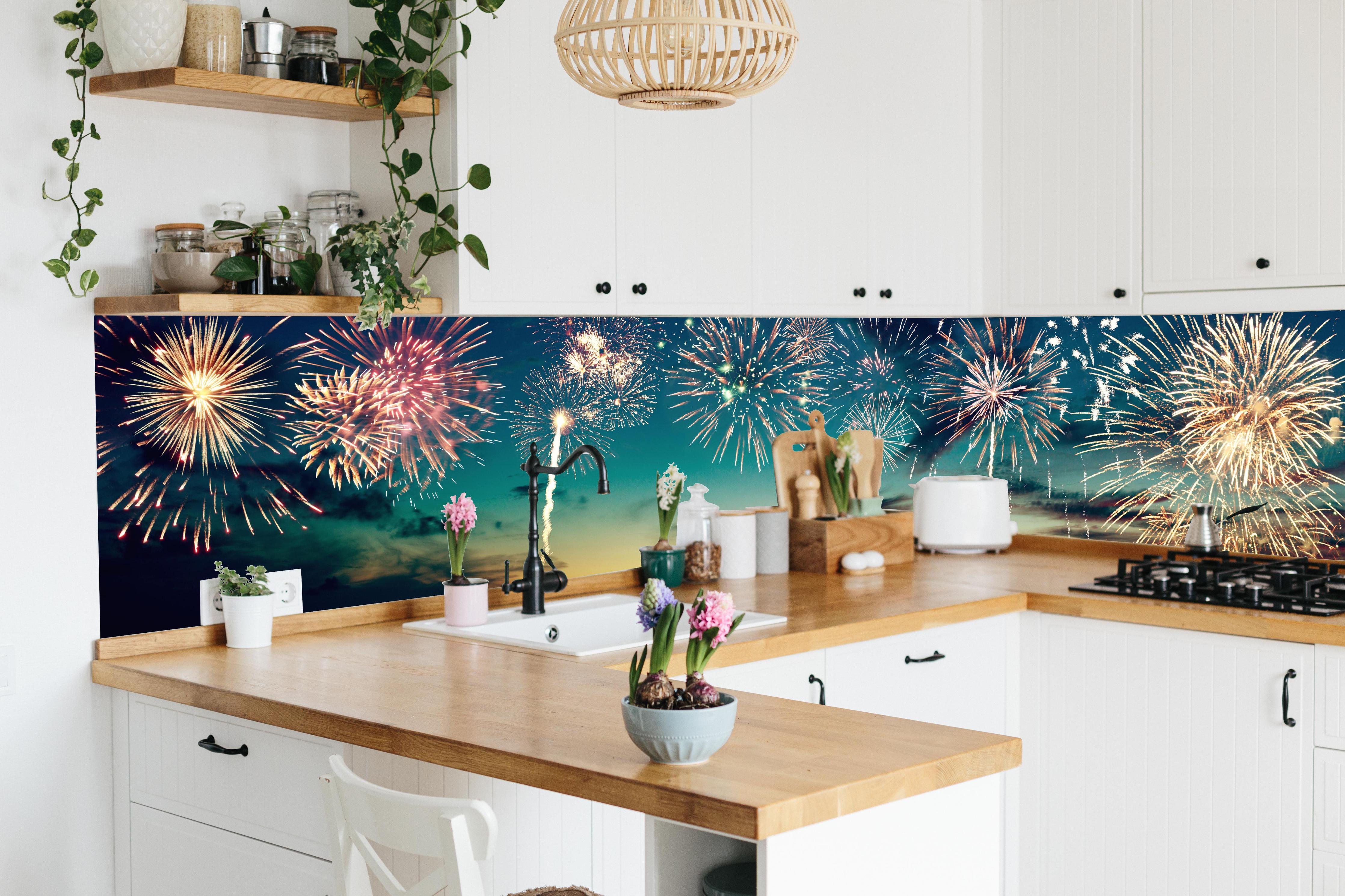 Küche - Farbenpracht Feuerwerk bei Sonnenuntergang hinter weißen Hochglanz-Küchenregalen und schwarzem Wasserhahn