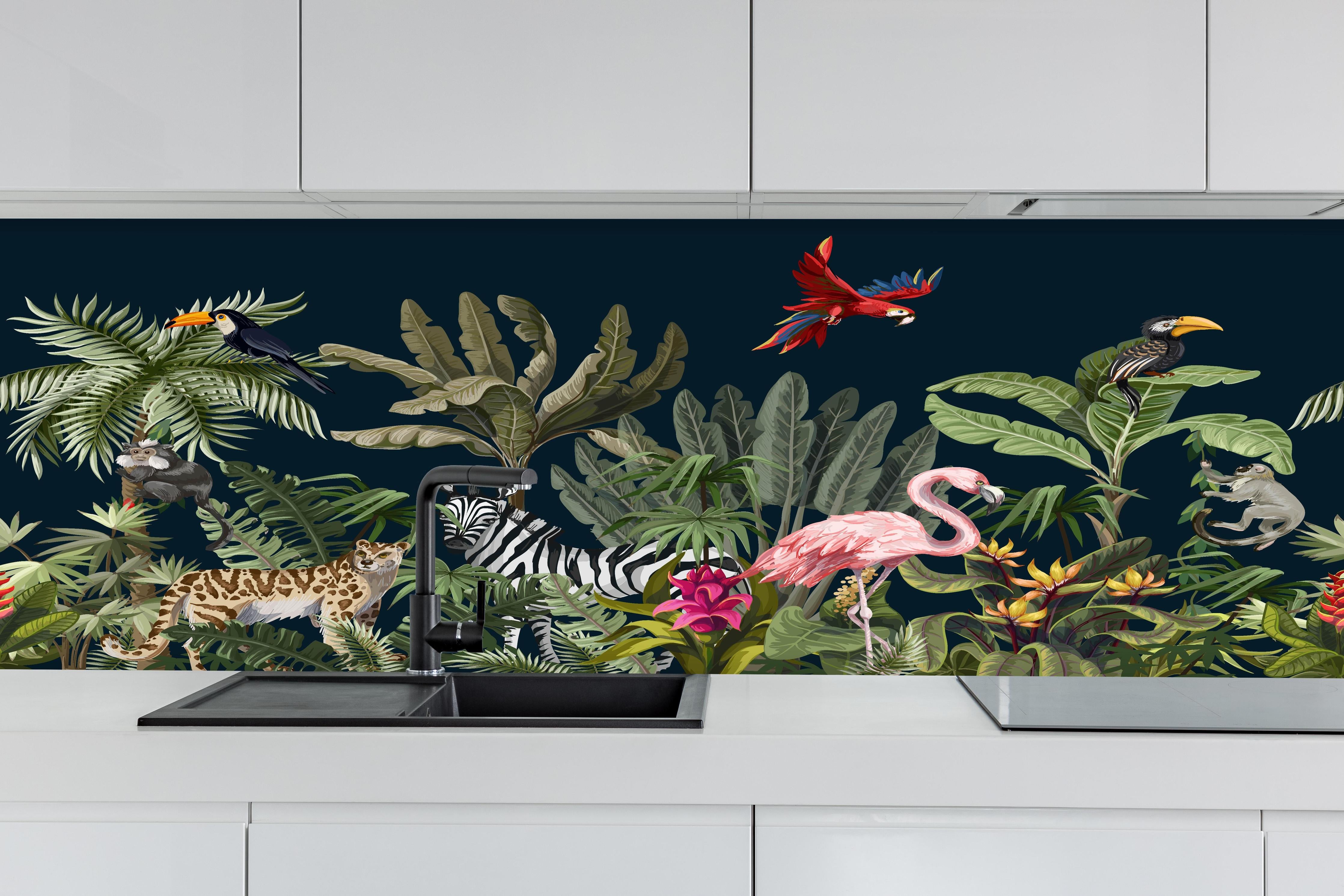 Küche - Farbenprächtiger Dschungel Tierprint hinter weißen Hochglanz-Küchenregalen und schwarzem Wasserhahn