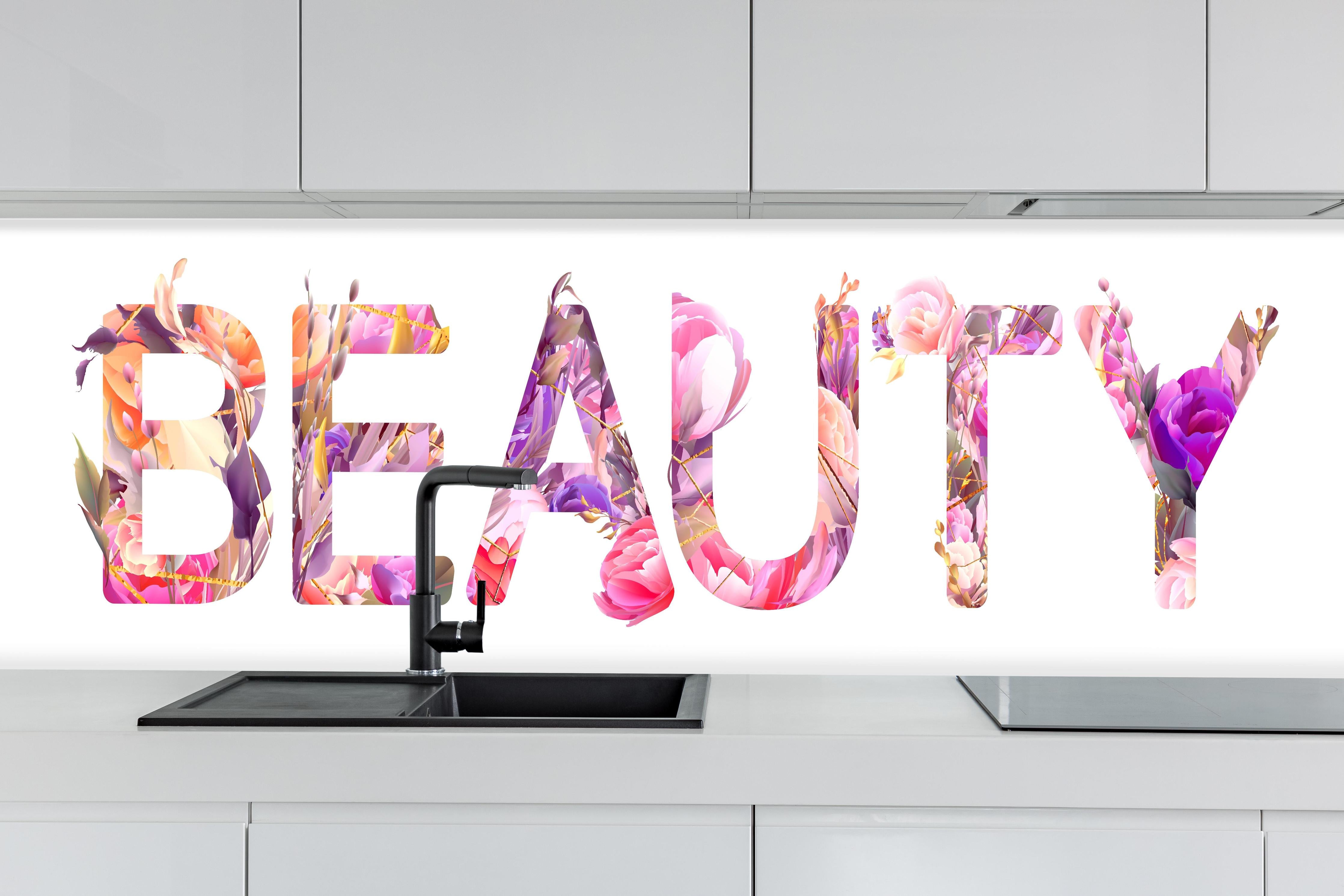 Küche - Farbenprächtiges Beauty mit Blumenmuster hinter weißen Hochglanz-Küchenregalen und schwarzem Wasserhahn