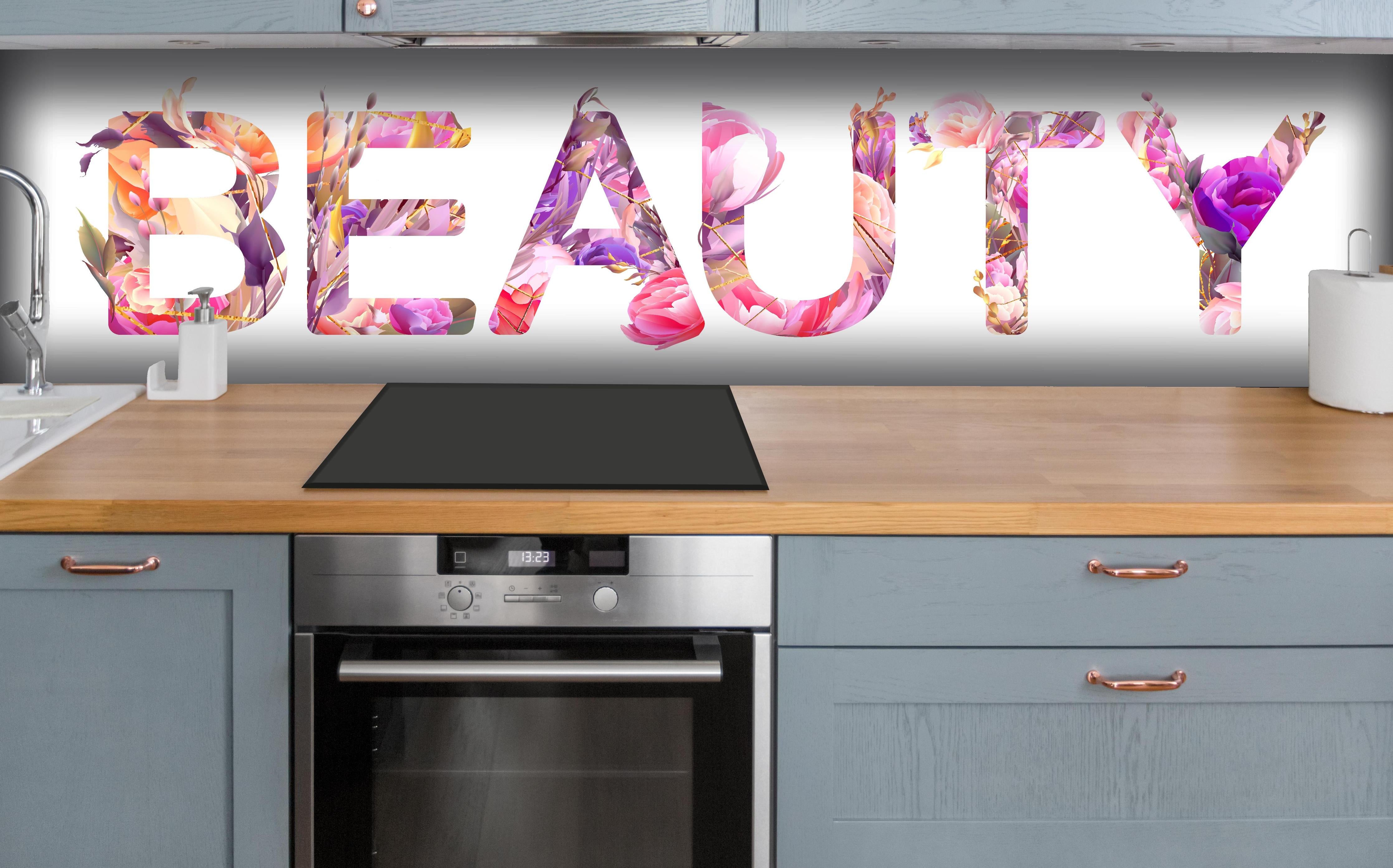 Küche - Farbenprächtiges Beauty mit Blumenmuster hinter weißen Hochglanz-Küchenregalen und schwarzem Wasserhahn