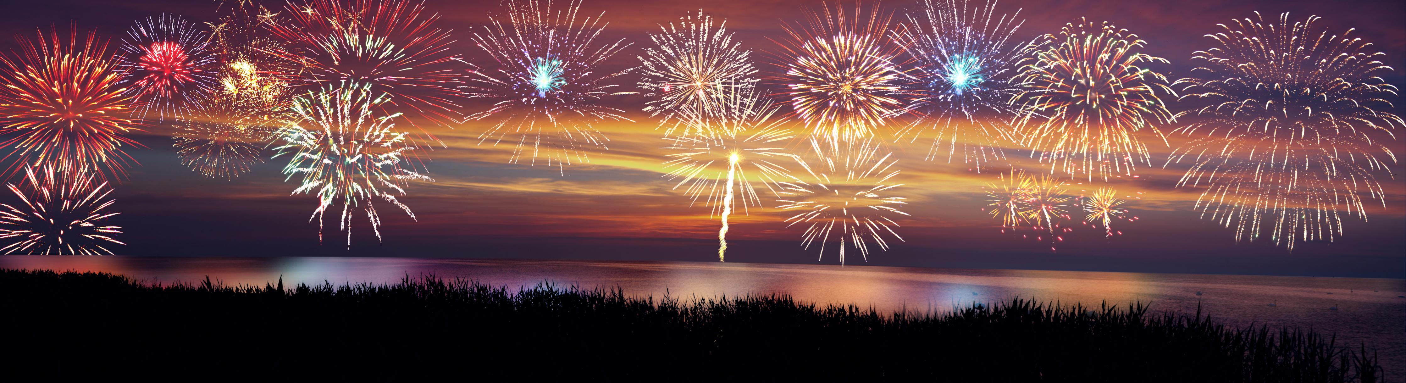 Küchenrückwand-Farbenprächtiges Feuerwerk am Nachthimmel
