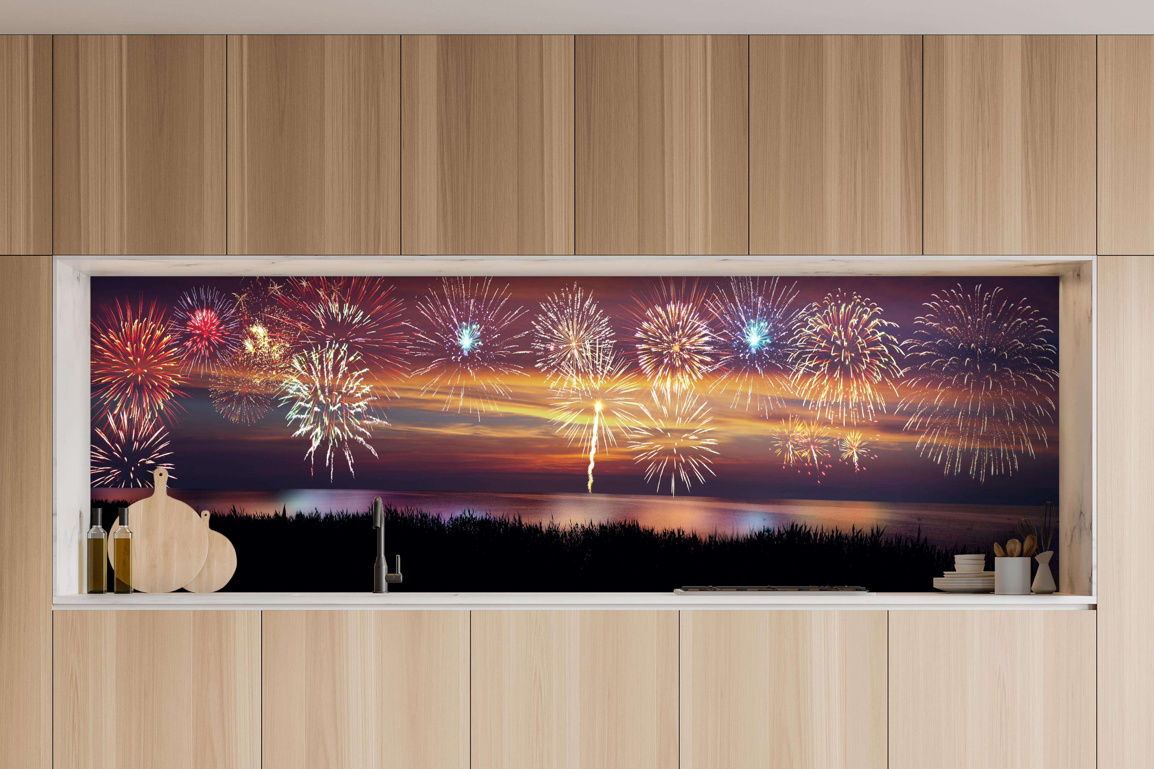 Küche - Farbenprächtiges Feuerwerk am Nachthimmel hinter weißen Hochglanz-Küchenregalen und schwarzem Wasserhahn